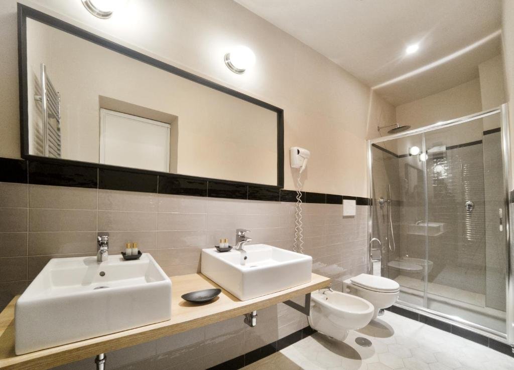 HOTEL TOURING WELLNESS AND BEAUTY-guestroom-Bathroom.jpg