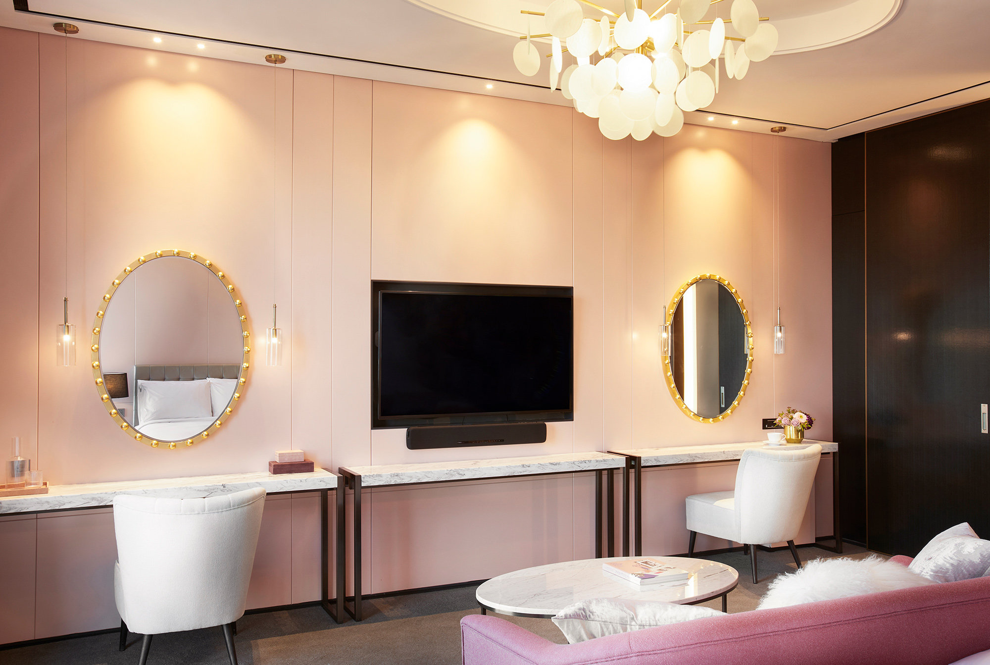L7 GANGNAM-guestroom-Queens Suite.jpg