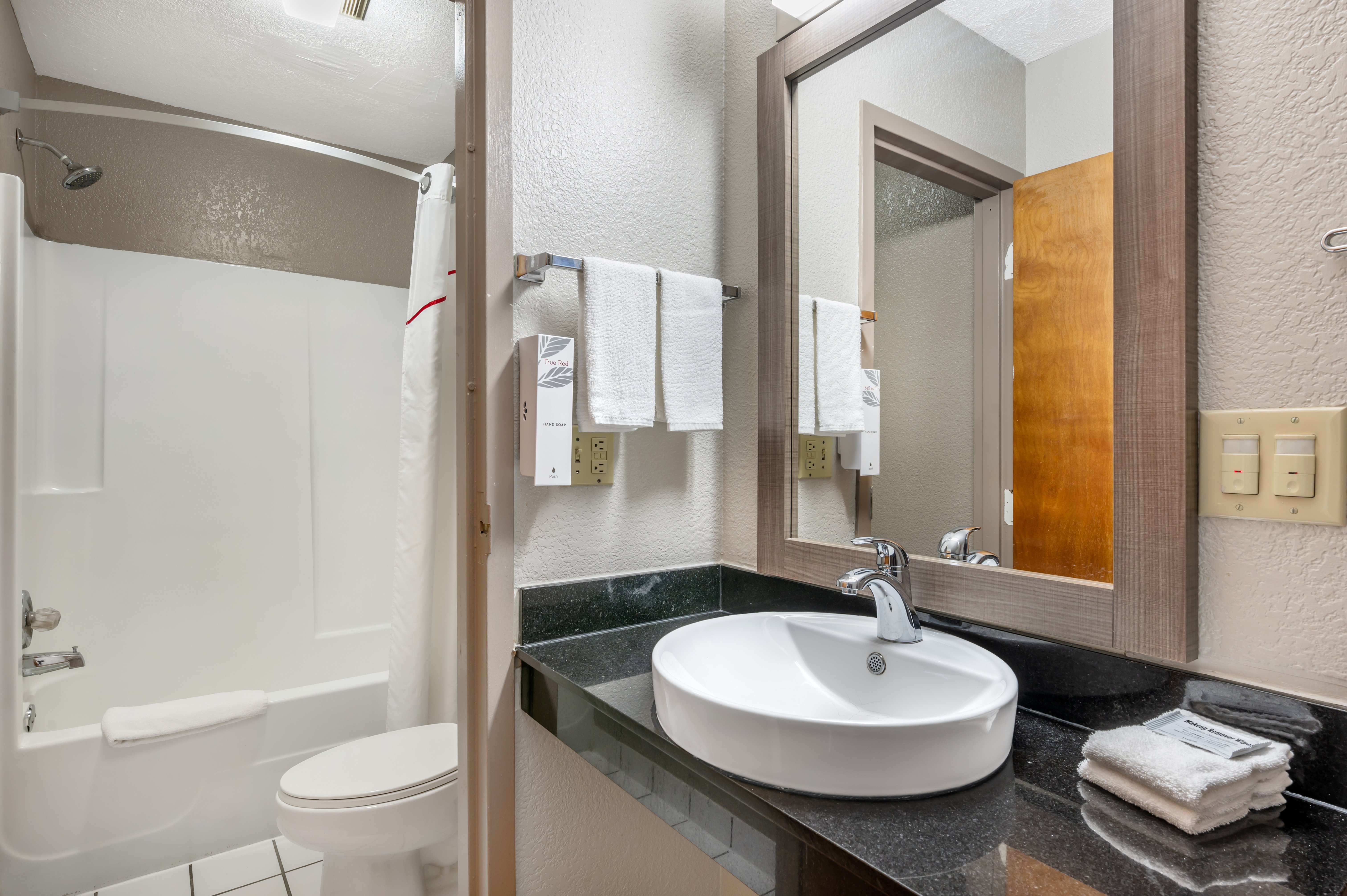 RED ROOF INN CLOVERDALE-guestroom-RRI Bathroom PRO Approved.jpg