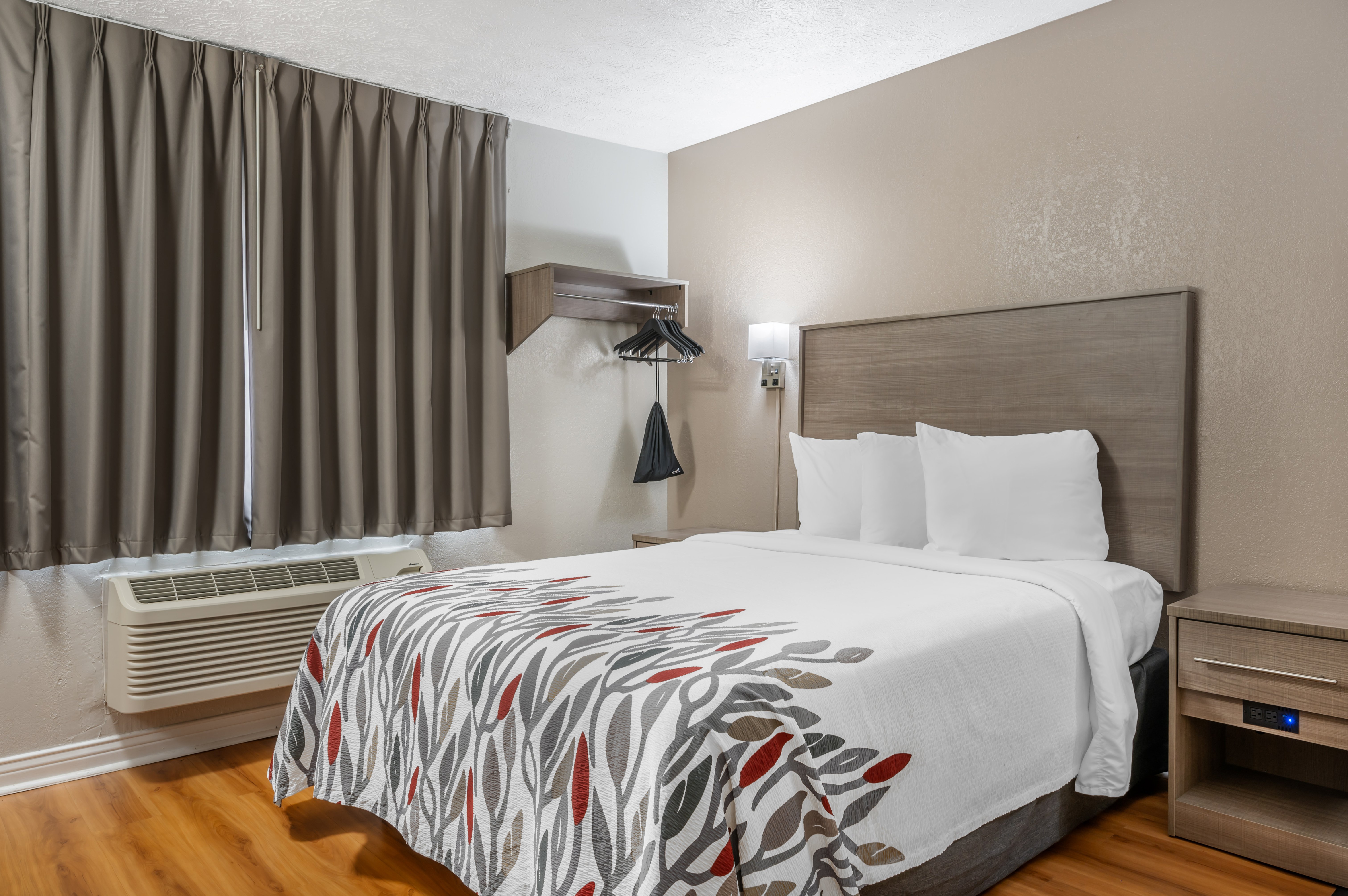 RED ROOF INN CLOVERDALE-guestroom-RRI NS Superior Queen Micro Jetted Tub PRO Approved NPQMJ.jpg