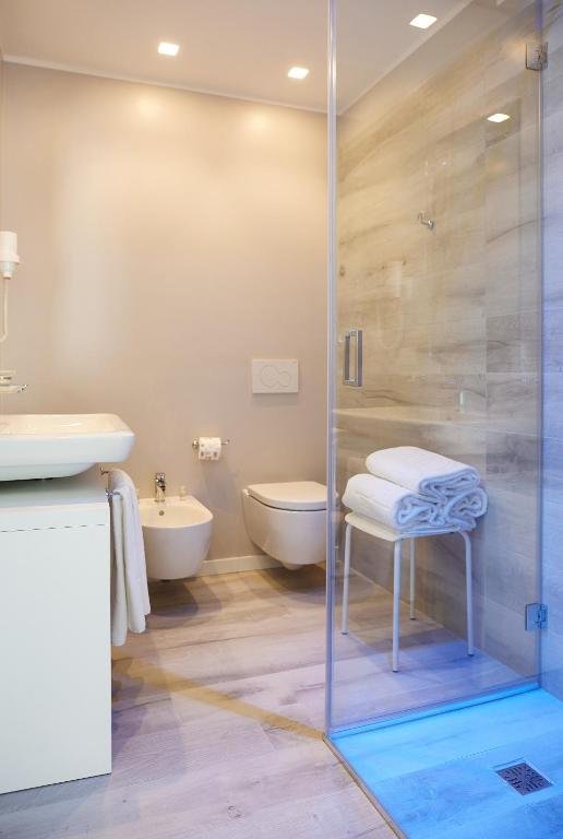 MARINA DI PETROLO HOTEL & SPA-guestroom-BATH.jpg