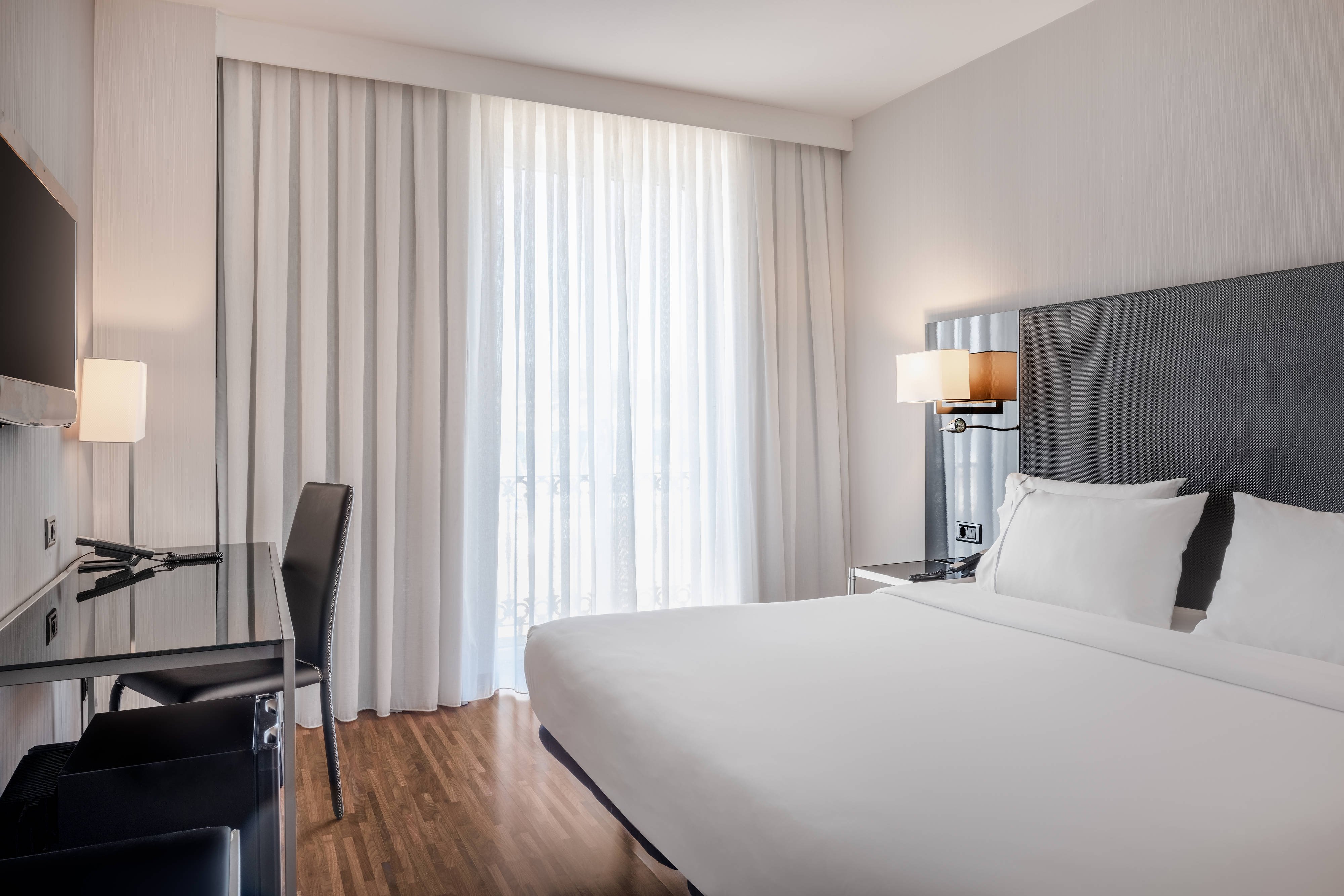 AC by Marriott Hotel Palacio Universal-guestroom-Suite - Bedroom.jpg
