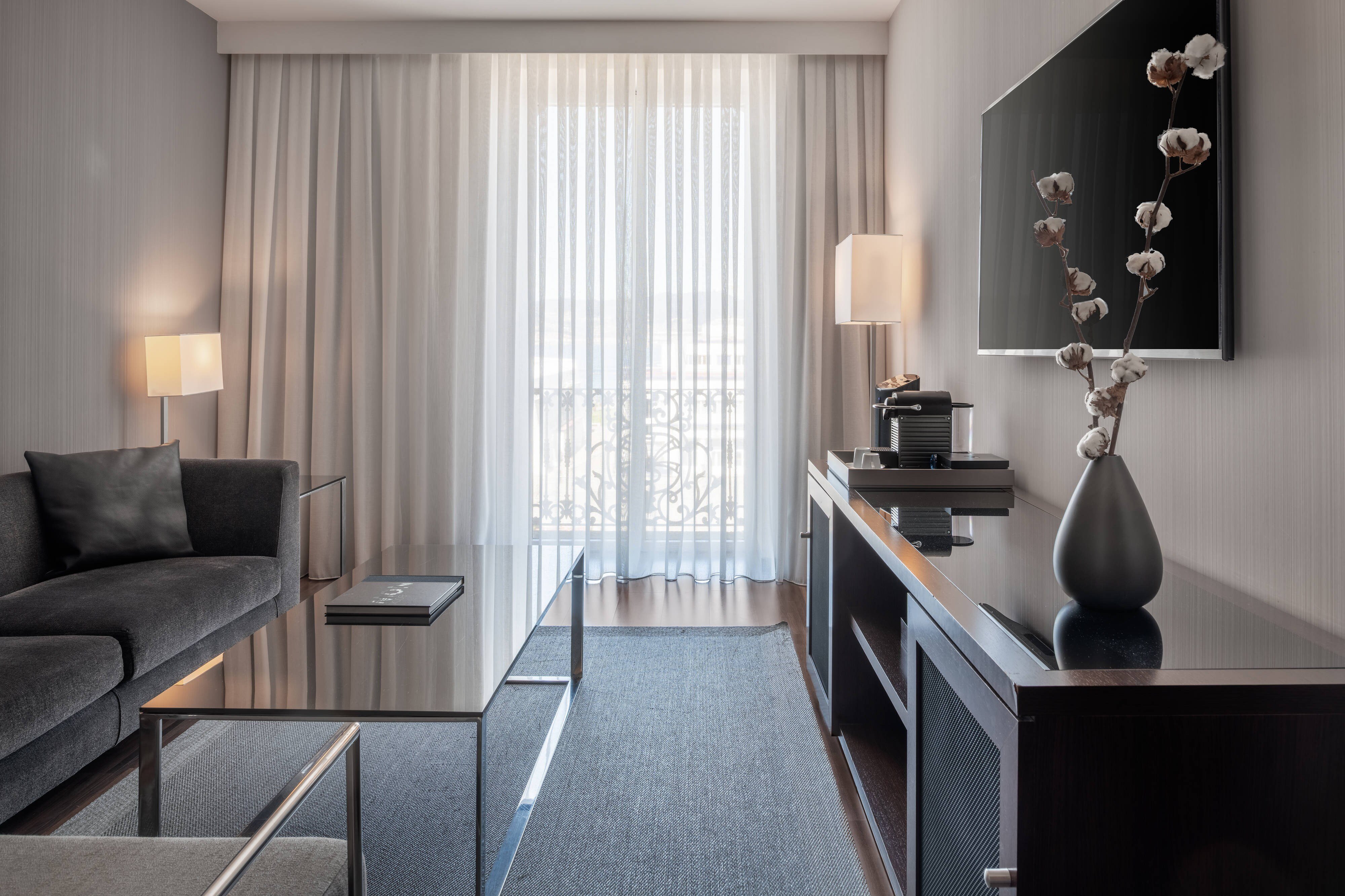 AC by Marriott Hotel Palacio Universal-guestroom-Suite - Living Room.jpg