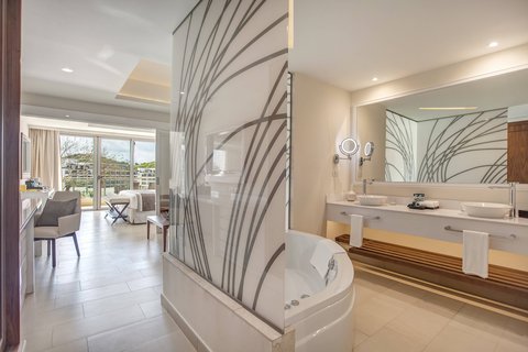 Luxury Family Suite - Bathroom
