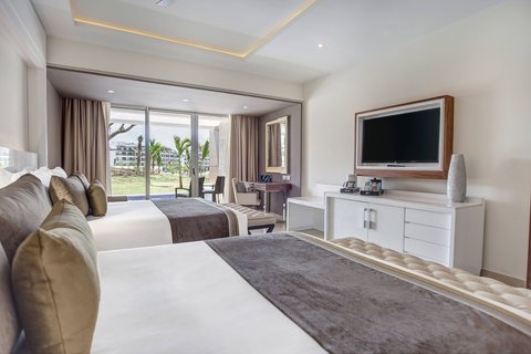 Luxury Junior Swim Out Suite