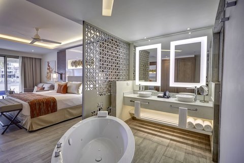 Luxury Junior Suite - Bathroom View