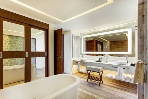 Luxury Chairman Two-Bedroom Suite - Bathroom