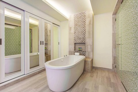 Luxury Suite - Bathroom