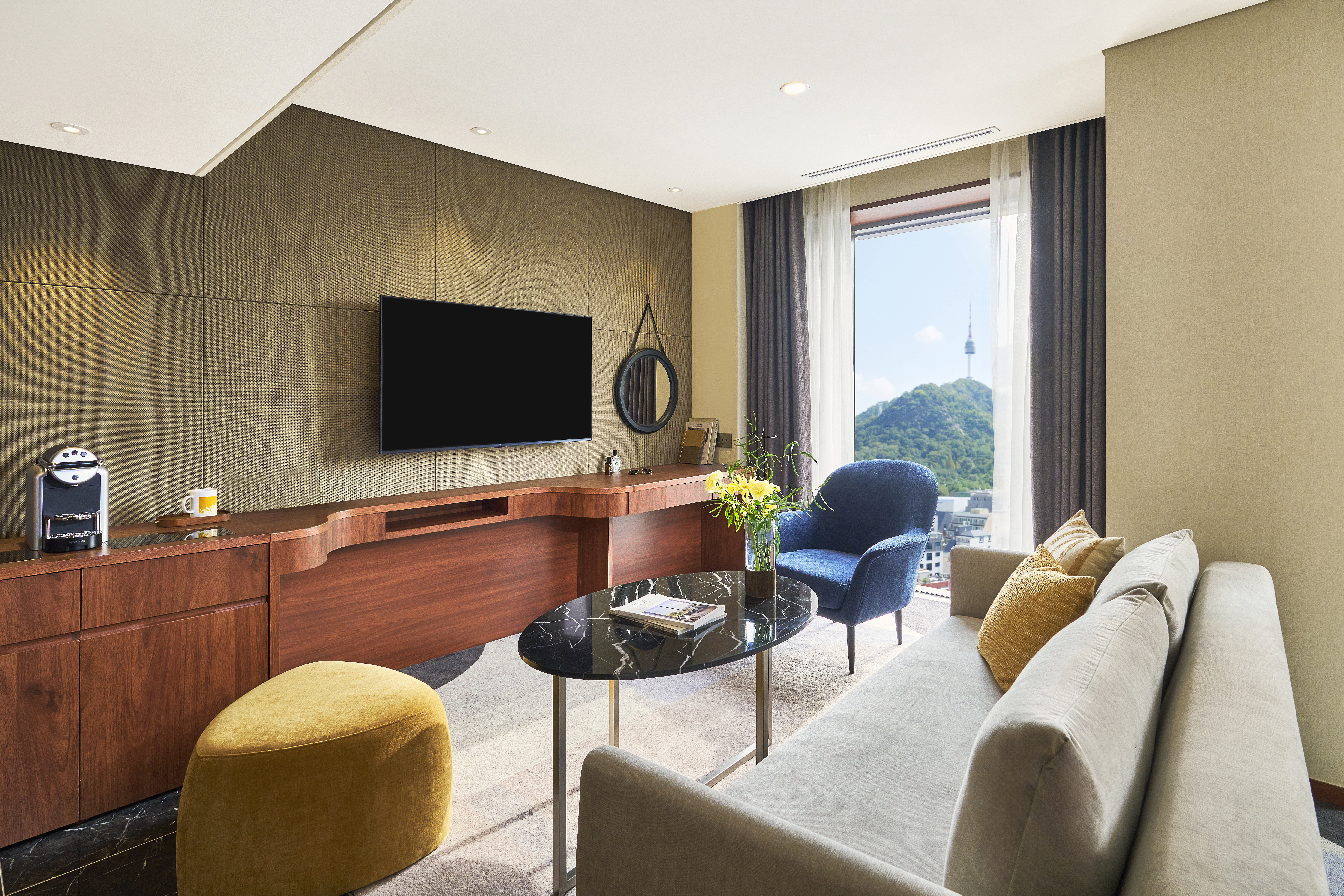 VOCO MYEONGDONG BY IHG-guestroom-Catch every sunrise from your Bedroom Suite.jpg