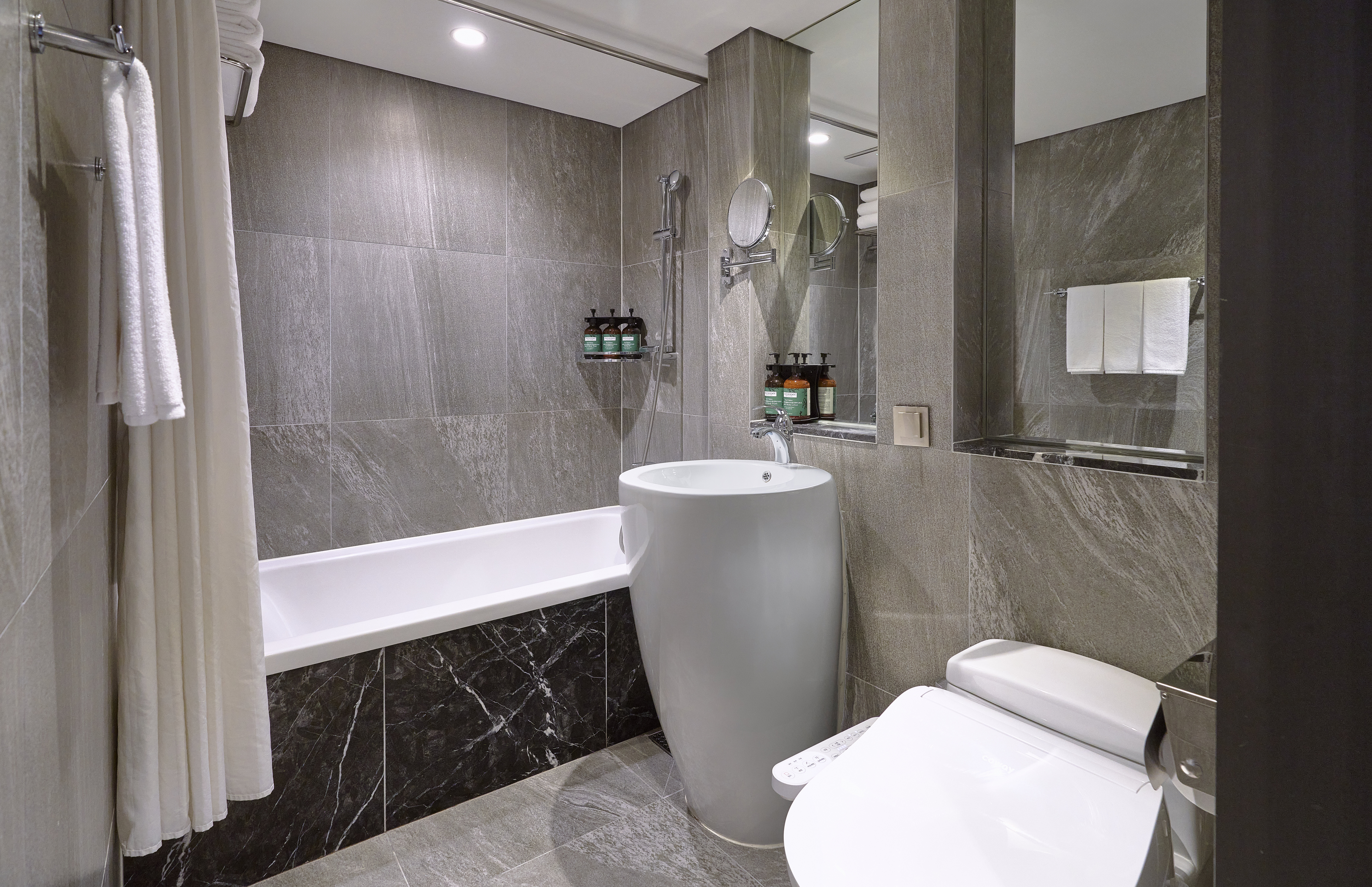 VOCO MYEONGDONG BY IHG-guestroom-Let the day’s rush fade in our Guest Bathroom.jpg