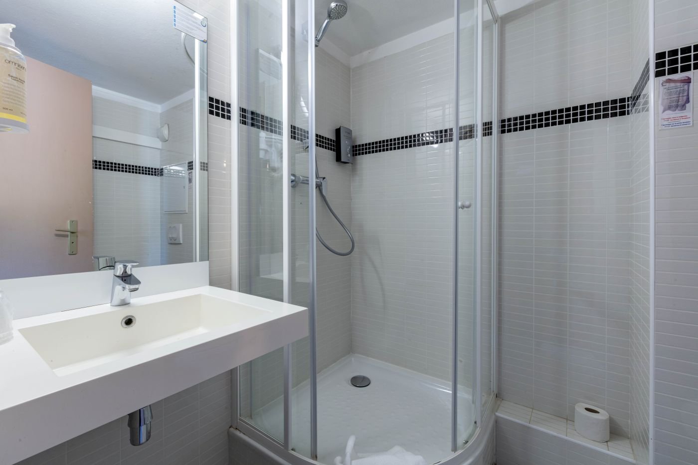 NOEMYS VALENCE NORD-guestroom-Chambre Triple Bathroom.jpg