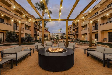Outdoor Patio & Firepit
