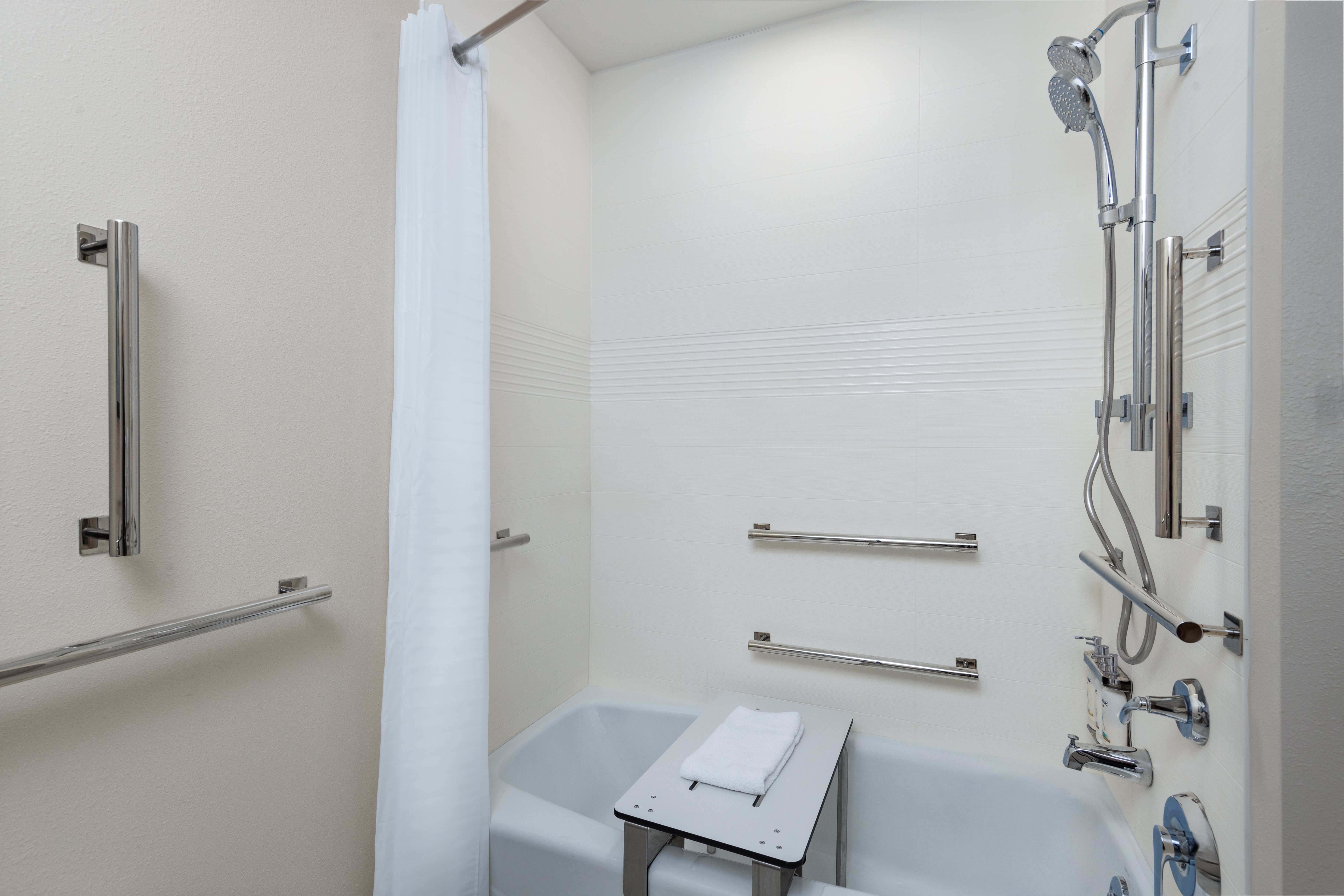 CANDLEWOOD STES MCPHERSON BY IHG-guestroom-ADA Accessible bathtub.jpg