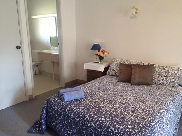 TARCUTTA RETREAT-guestroom-Bedroom.jpg