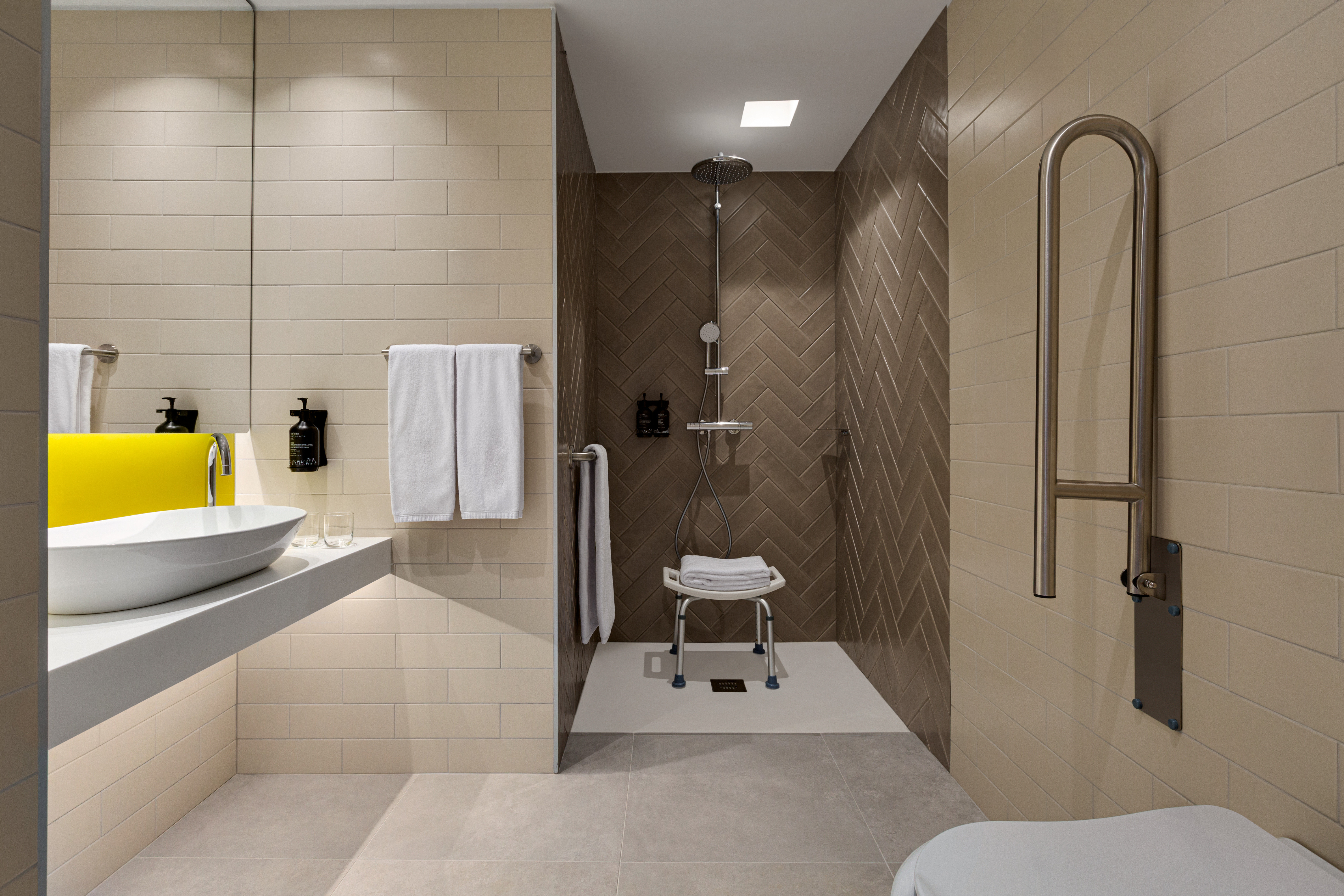 HOLIDAY INN EXP EVORA BY IHG-guestroom-2 Twin Standard Accessible.jpg