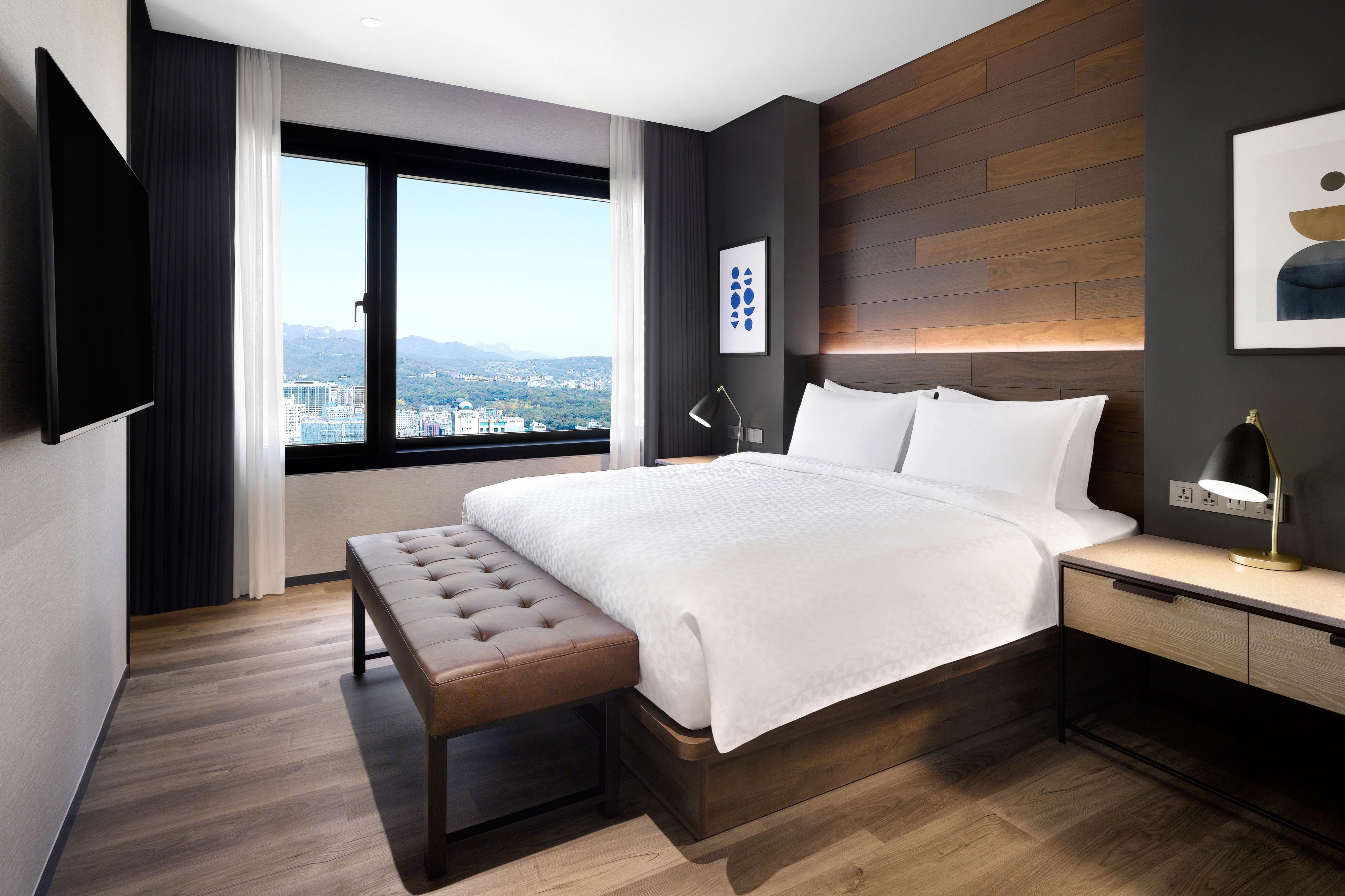Four Points by Sheraton Josun Seoul Myeongdong-guestroom-Euljiro Suite - Bedroom.jpg