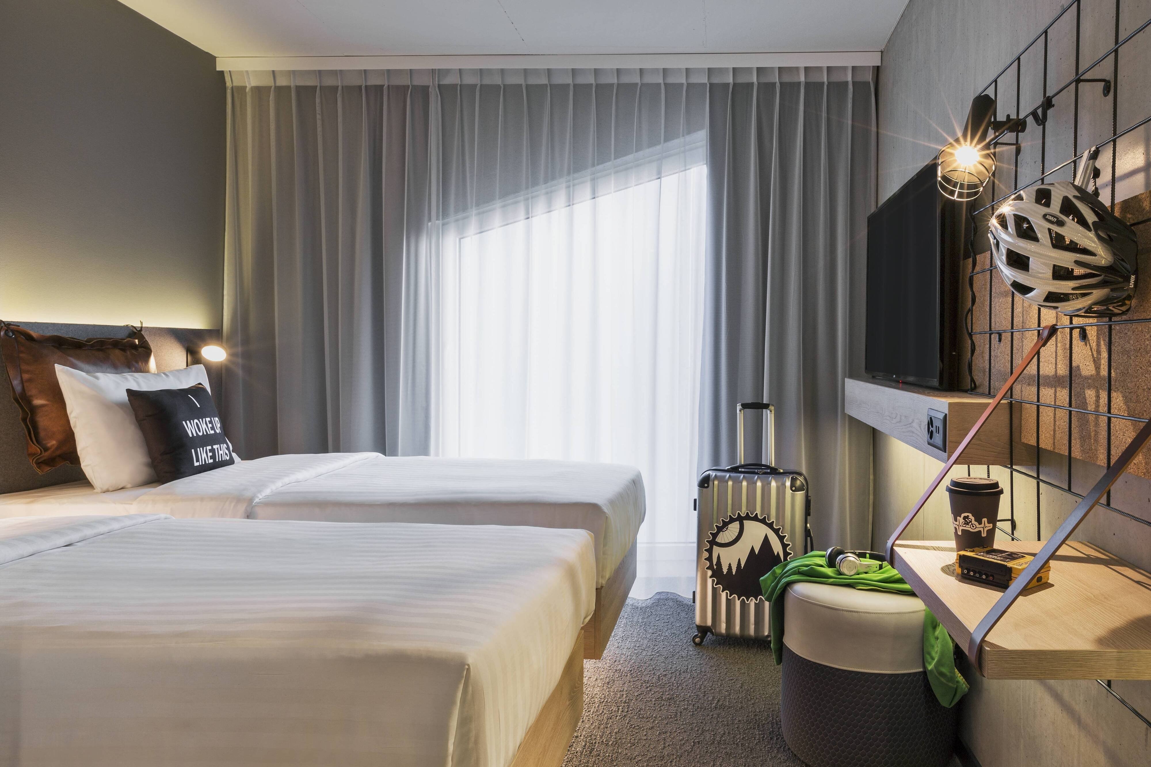 Moxy Lausanne City-guestroom-Twin/Twin Moxy Sleeper.jpg