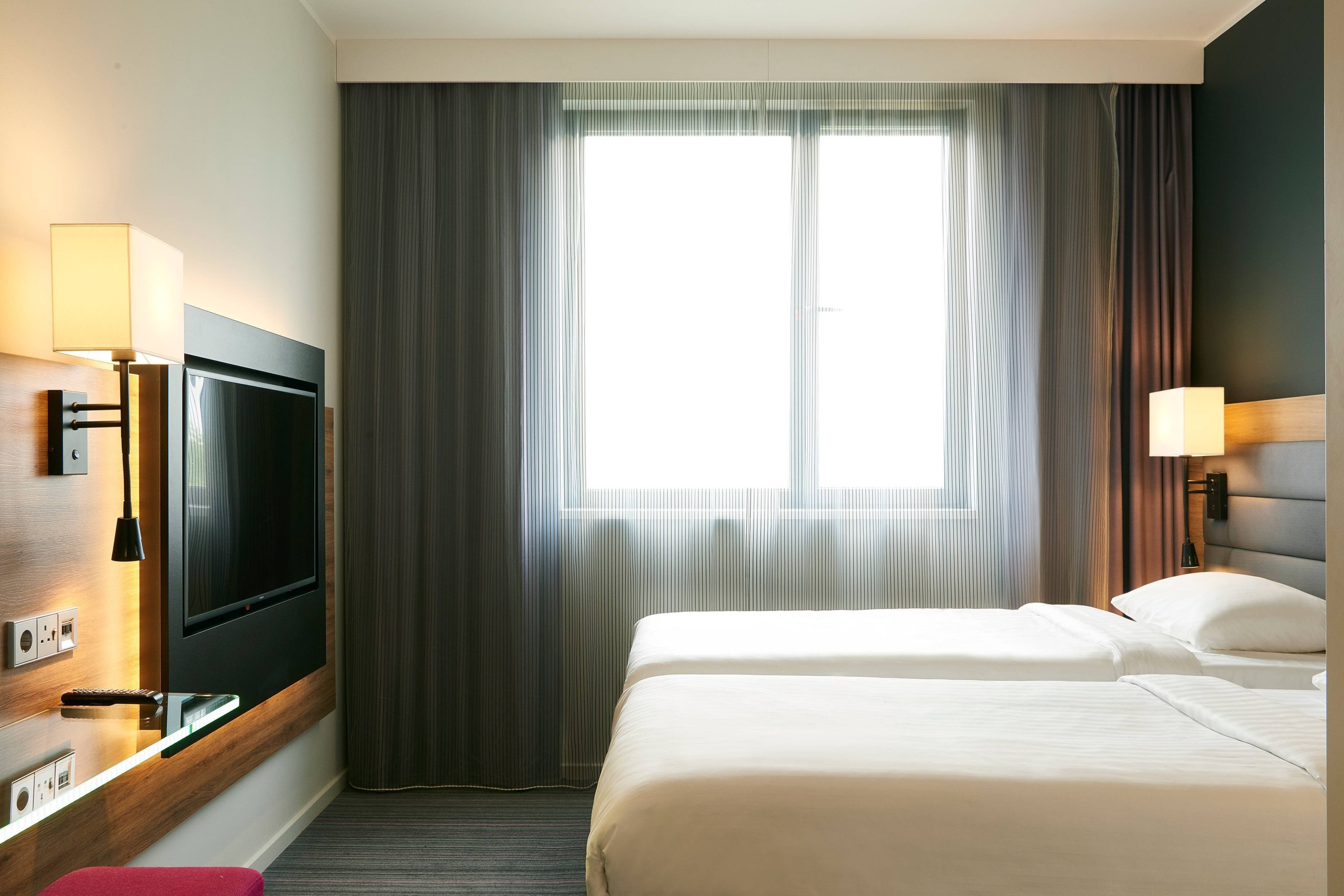 Moxy York-guestroom-Moxy Double Sleeper.jpg