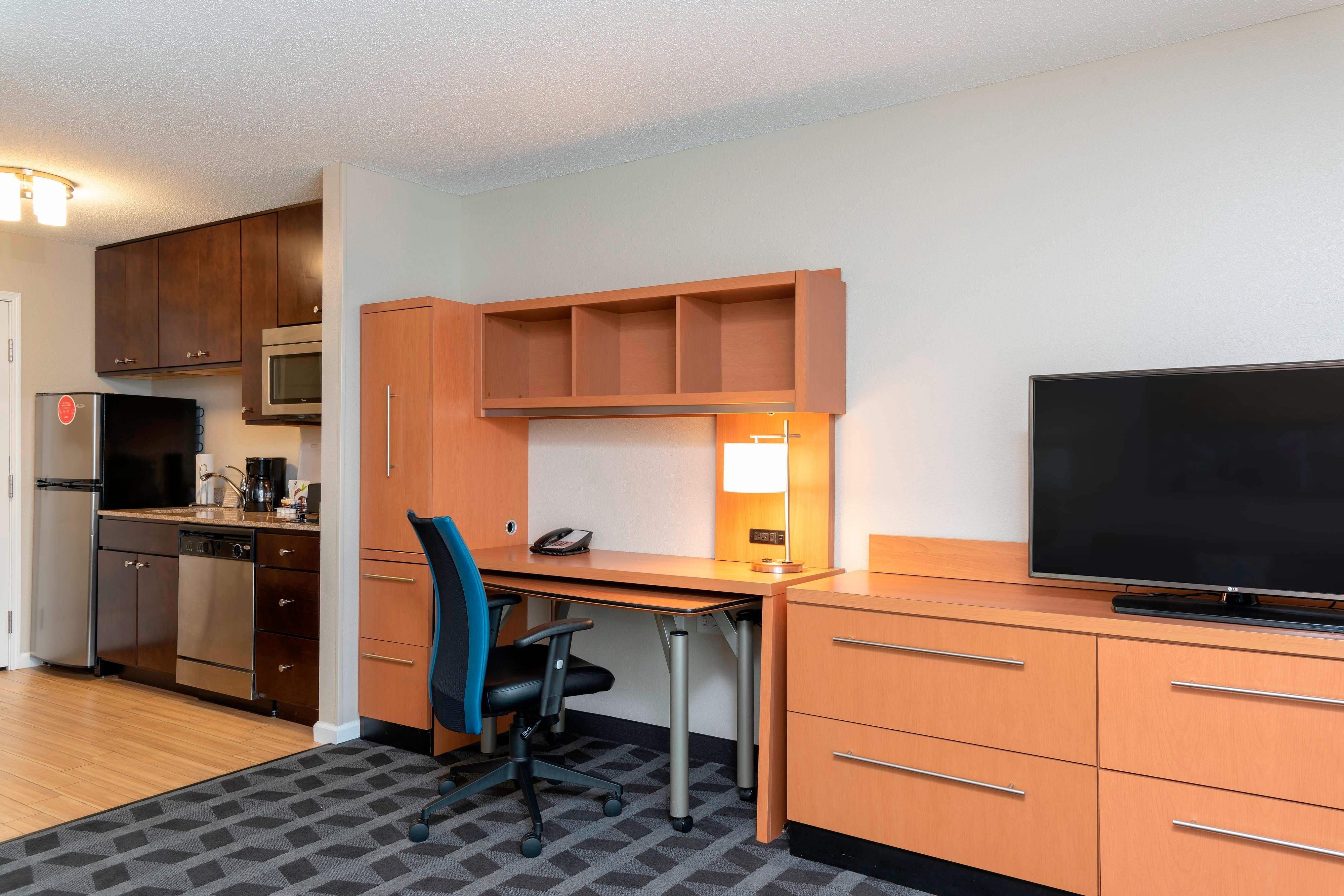 TownePlace Suites by Marriott Fort Wayne North-guestroom-One-Bedroom Suite Workstation.jpg
