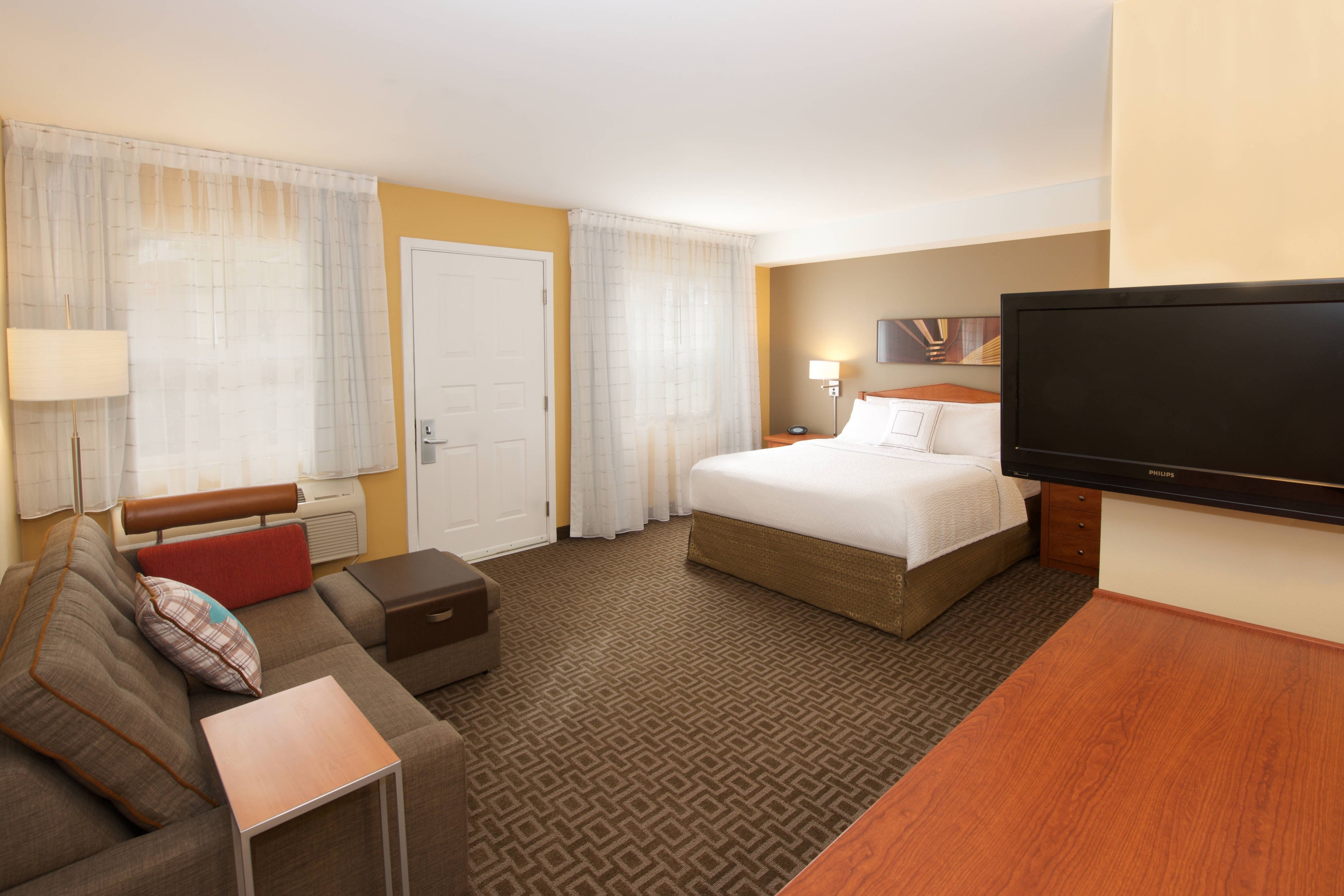 TownePlace Suites by Marriott Seattle Everett Mukilteo-guestroom-Studio Suite - Living Area.jpg