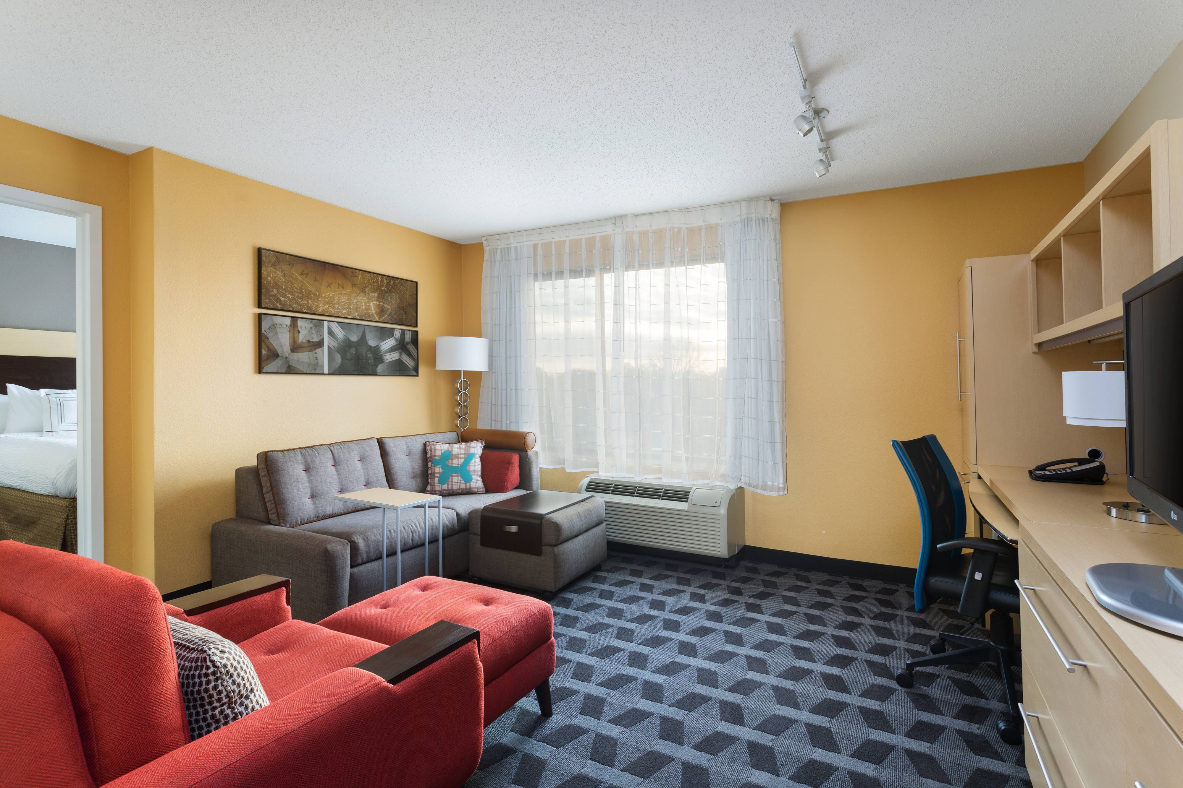 TownePlace Suites by Marriott Shreveport-Bossier City-guestroom-One-Bedroom Suite - Work Desk.jpg