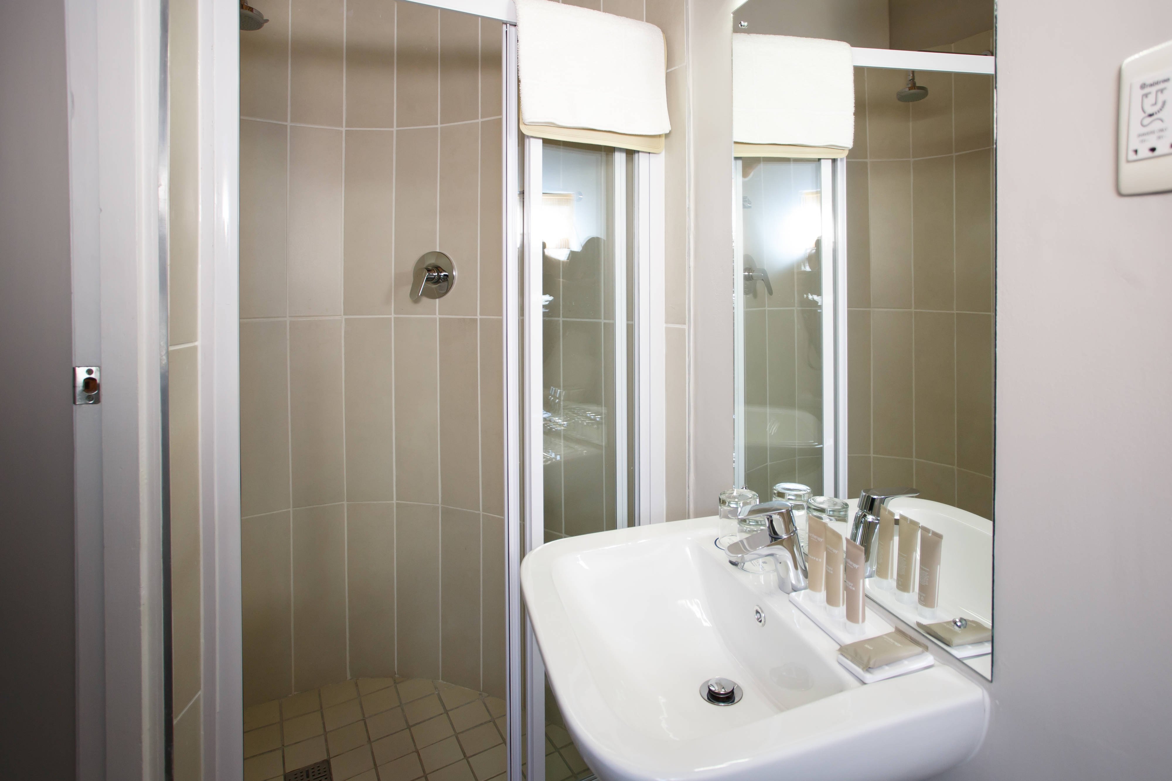 Protea Hotel by Marriott Oudtshoorn Riempie Estate-guestroom-Queen Rondavel - Bathroom.jpg