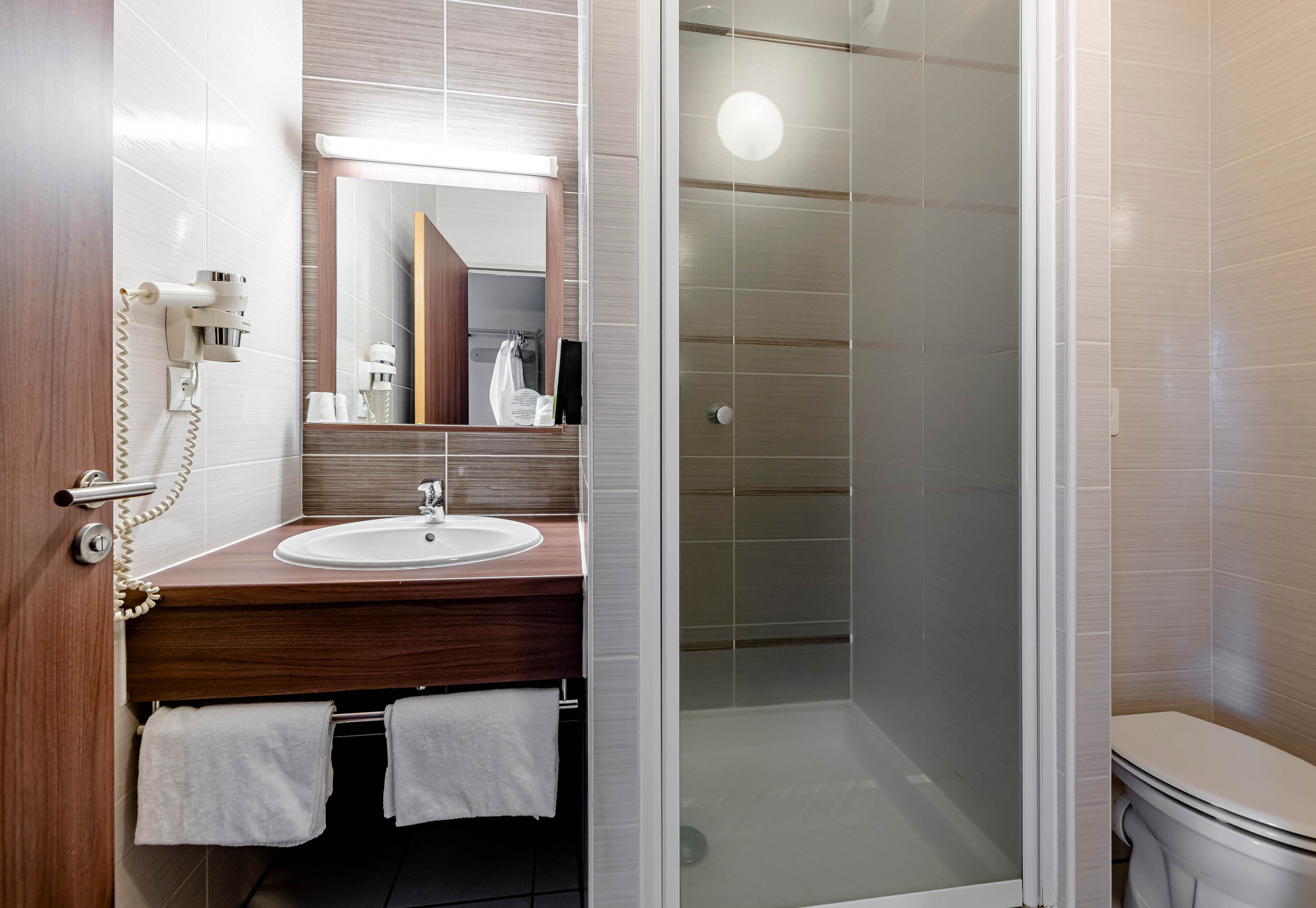 B&B HOTEL BORDEAUX TALENCE-guestroom-BATH.jpg