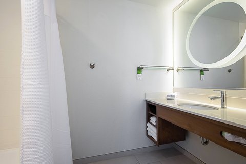 Queen/Queen Suite Bathroom