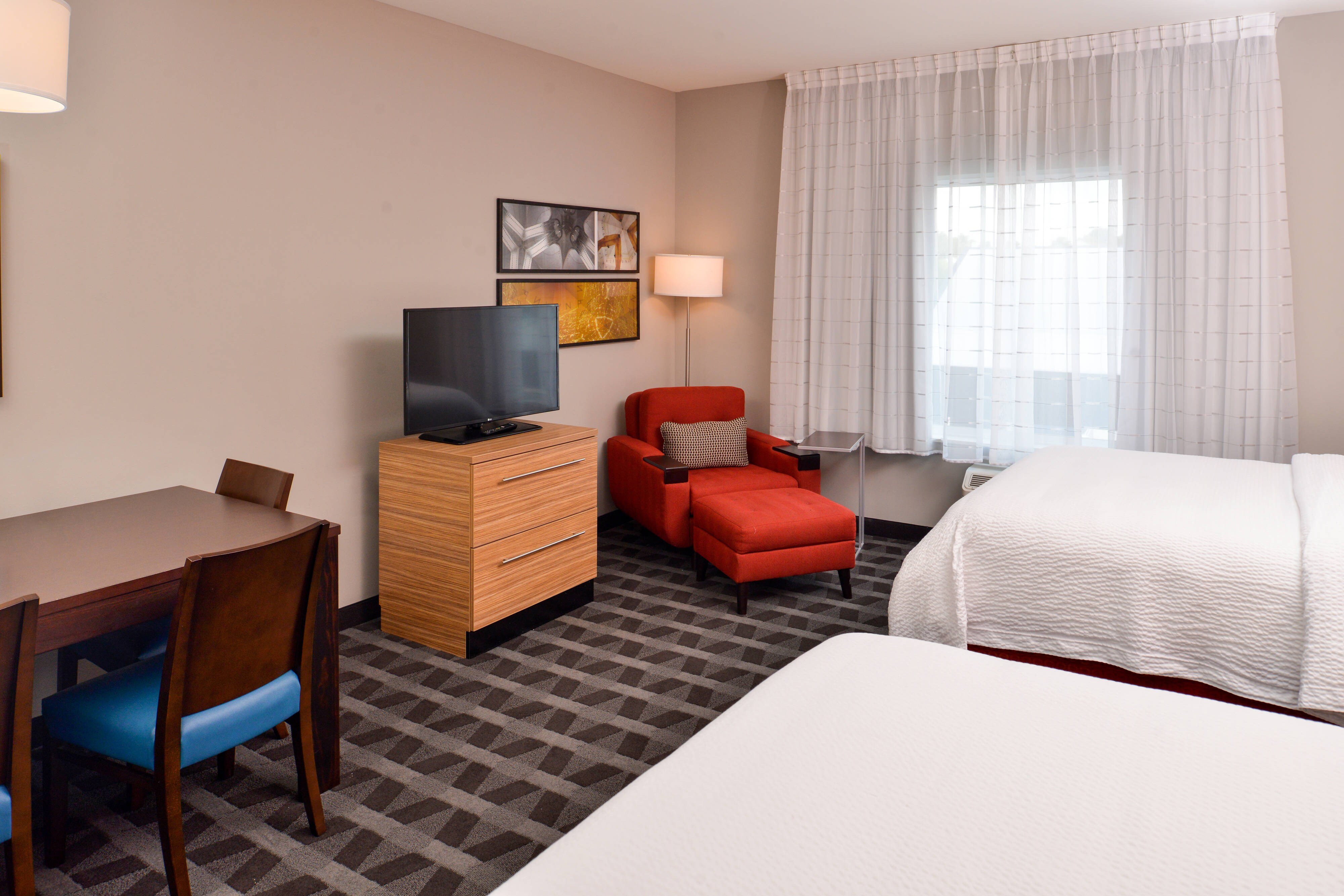 TownePlace Suites by Marriott Laplace-guestroom-Queen/Queen Studio Suite - Sitting Area.jpg