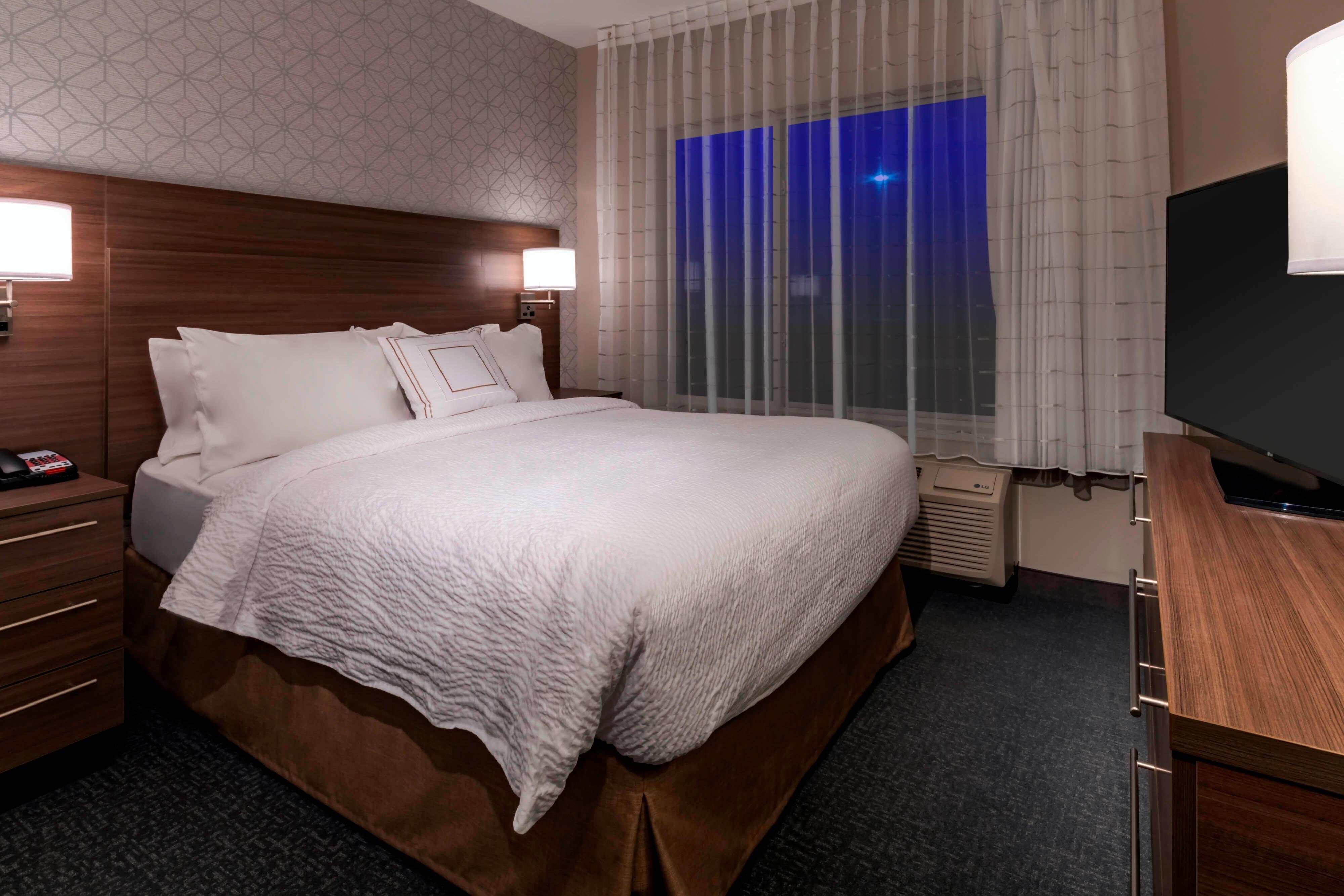TownePlace Suites by Marriott Leavenworth-guestroom-One-Bedroom Suite - Bedroom.jpg