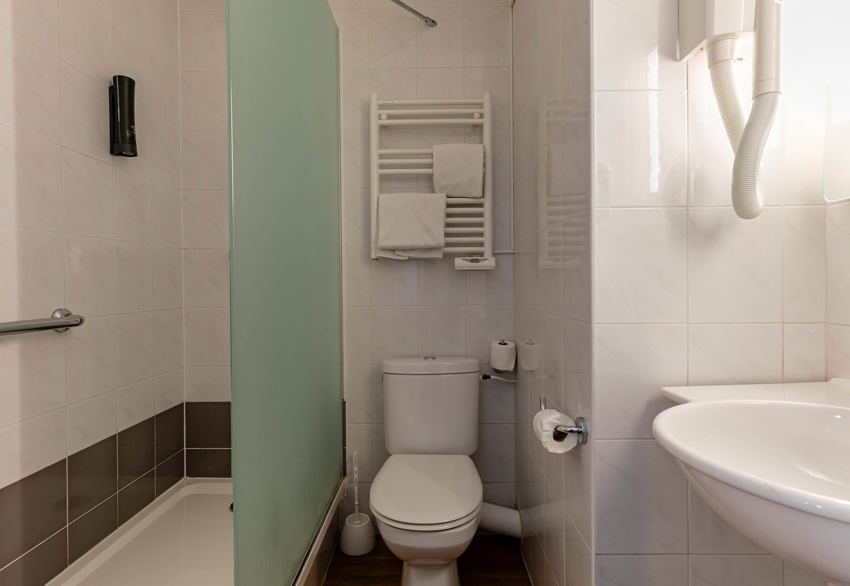 B&B HOTEL COLMAR LUMIERE-guestroom-Hotel Colmar Lumiere Bathroom.jpg