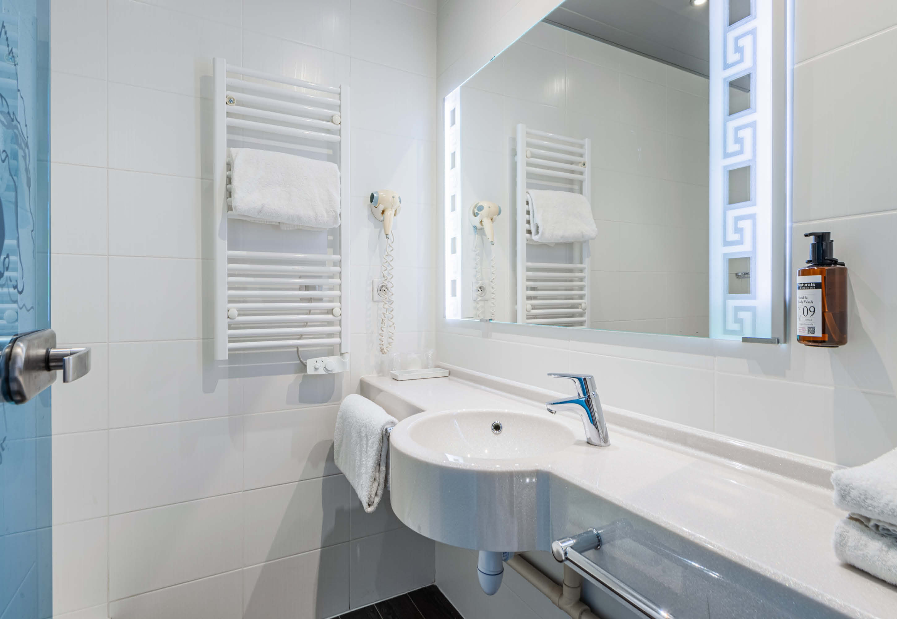 B&B HOTEL COLMAR LIBERTE 4 ETOILES-guestroom-Hotel Colmar Liberte Etoiles Bathroom.jpg