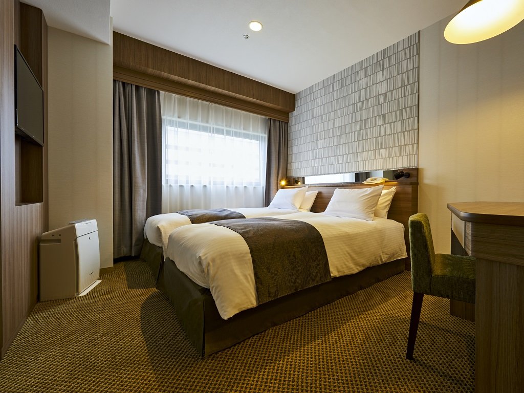 Sendai Kokusai Hotel-guestroom-CORNER TWIN.jpg