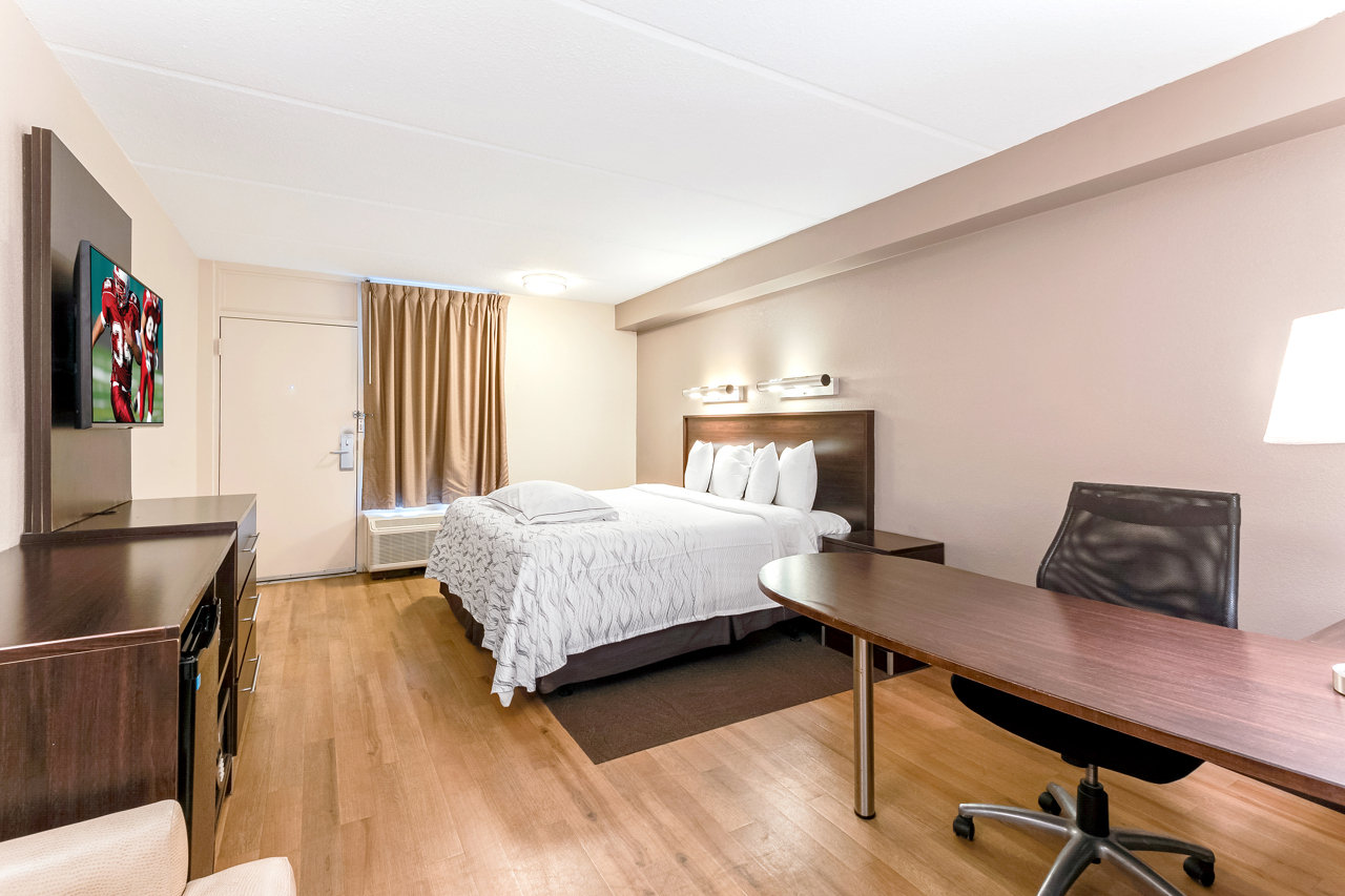 RED ROOF PLUS MT PLEASANT PATRIOTS-guestroom-RRI NS Premium King Micro PRO Approved NRKM.jpg