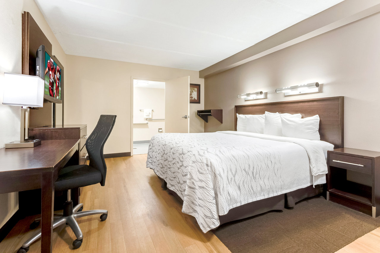 RED ROOF PLUS MT PLEASANT PATRIOTS-guestroom-RRI NS ADA Deluxe King Roll In Shower PRO Approved NADKR.jpg