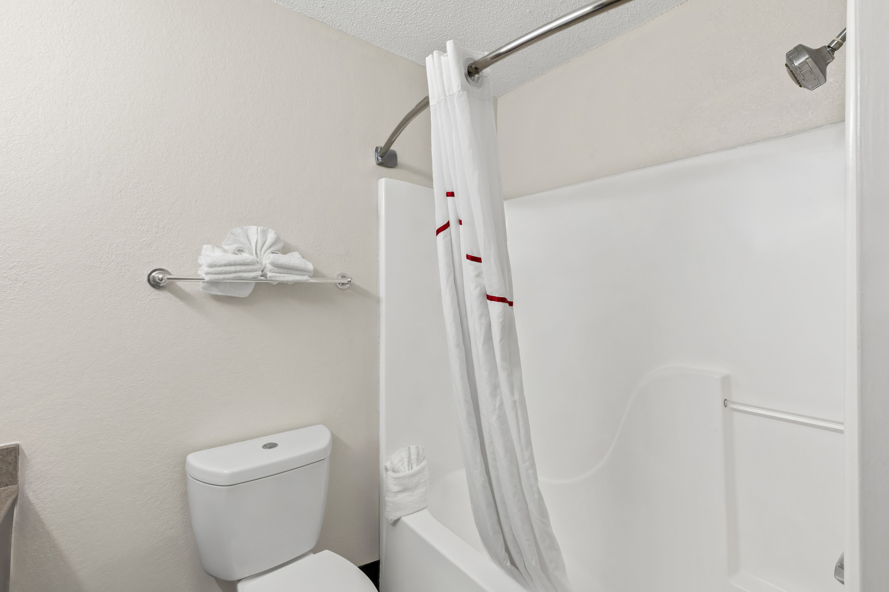 RED ROOF PLUS+ COLLEGE PARK - ATL A-guestroom-RRI Bathroom PRO Approved.jpg