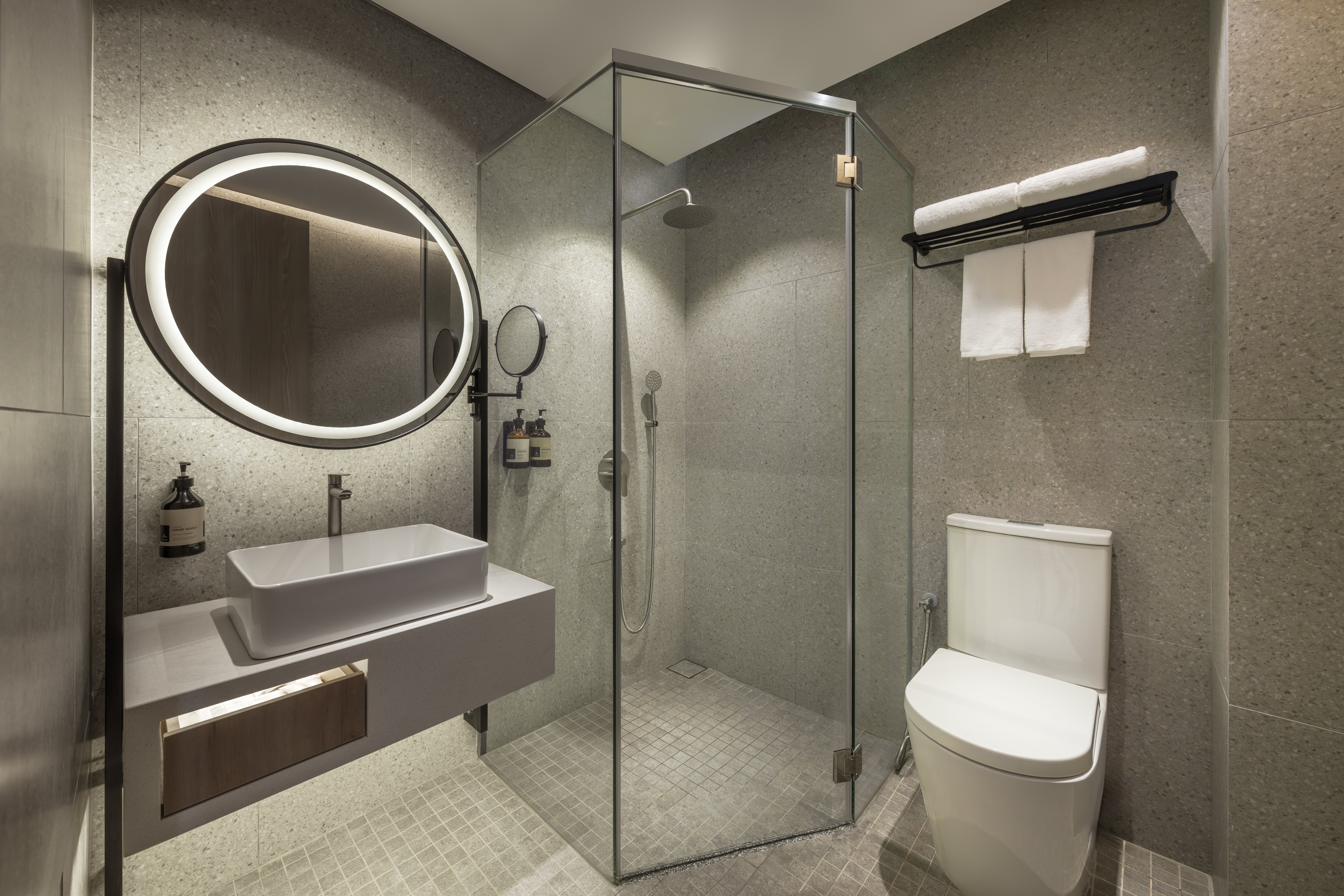 CITADINES CON CECIL GEO PENANG-guestroom-Deluxe Room Double Double Bathroom.jpg