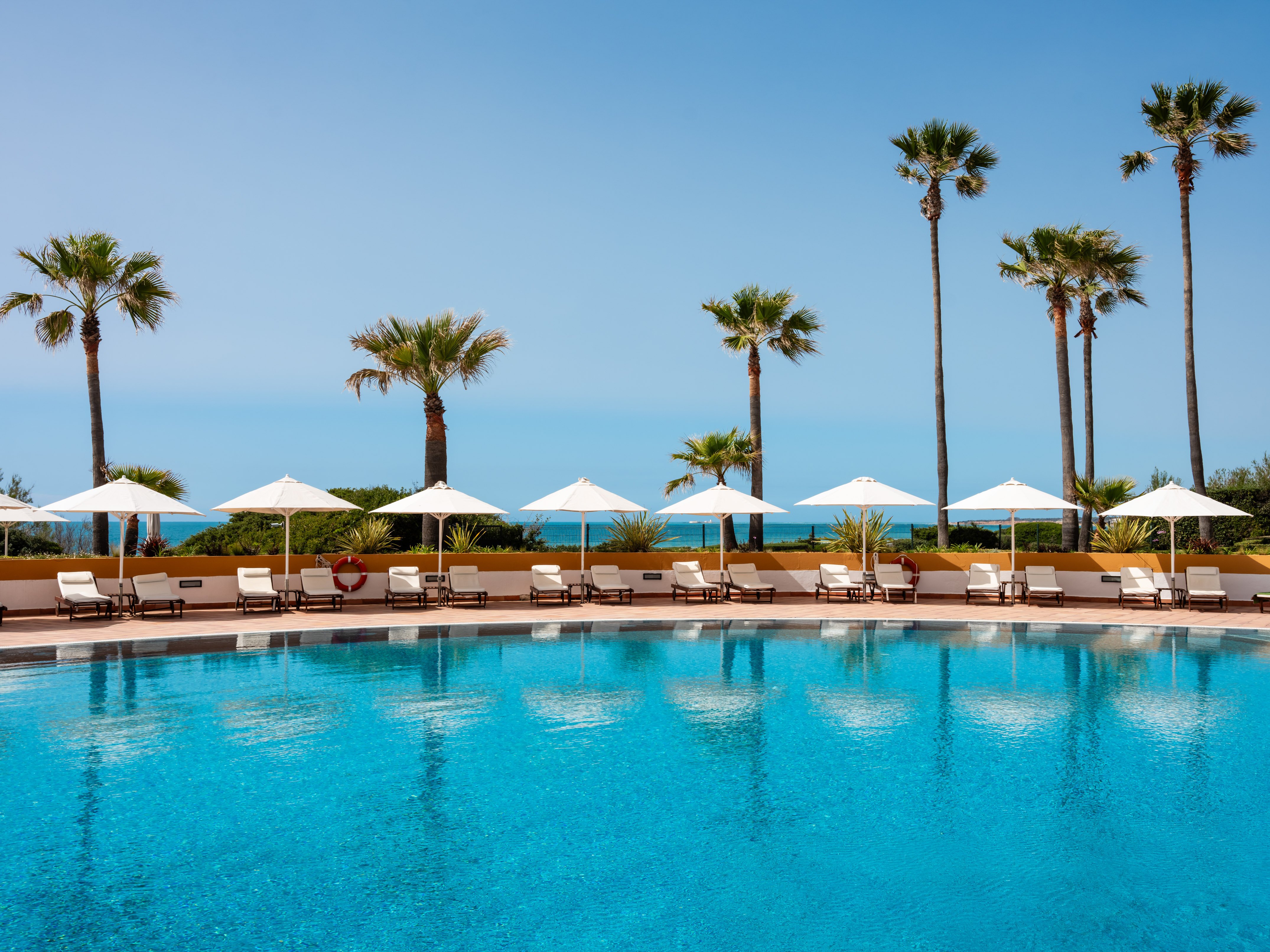 Palacio de Sancti Petri GM-guestroom-Pool Sunbeds.jpg