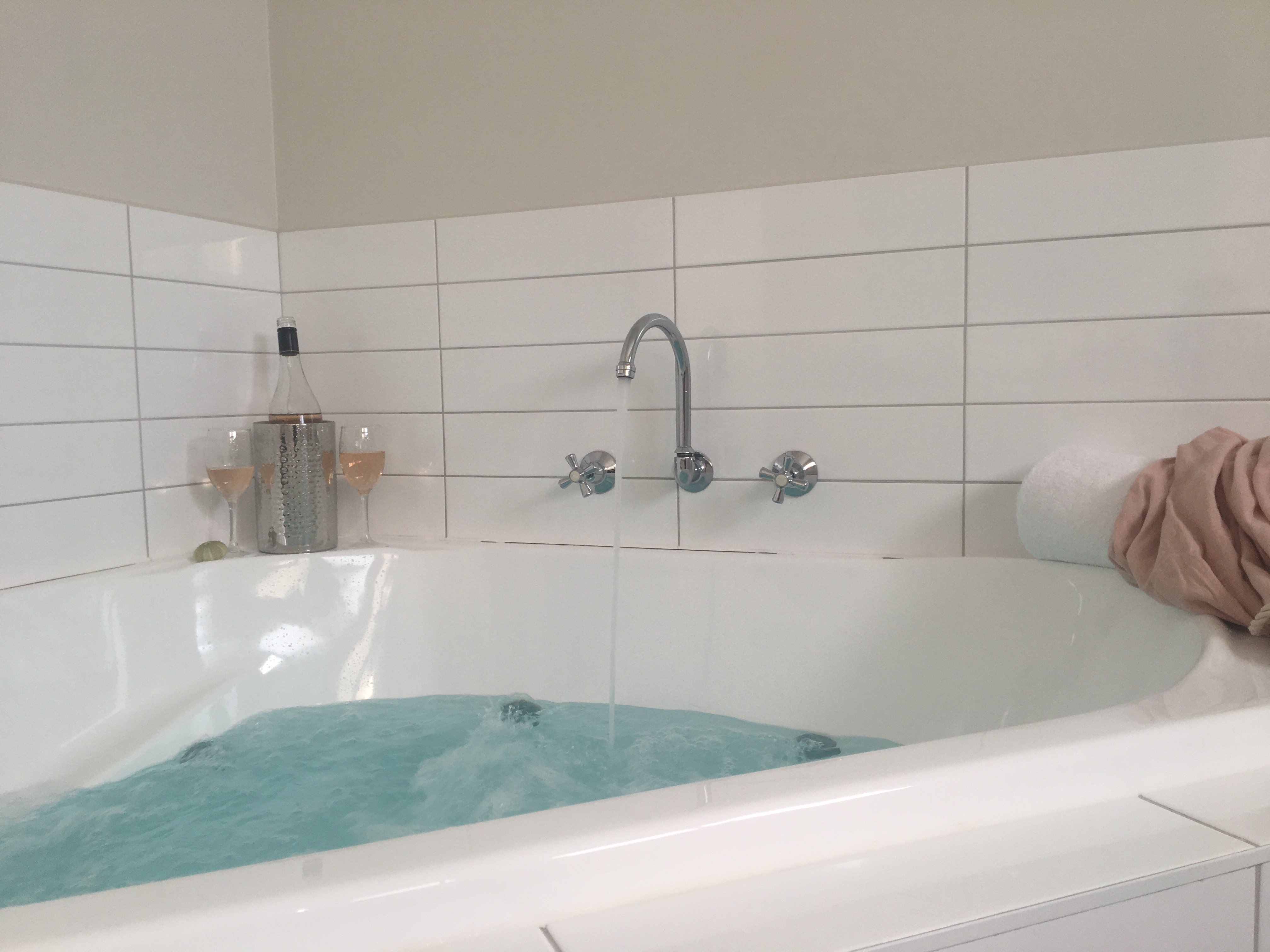 MOONLIGHT BAY APARTMENTS-guestroom-Bathroom.jpg