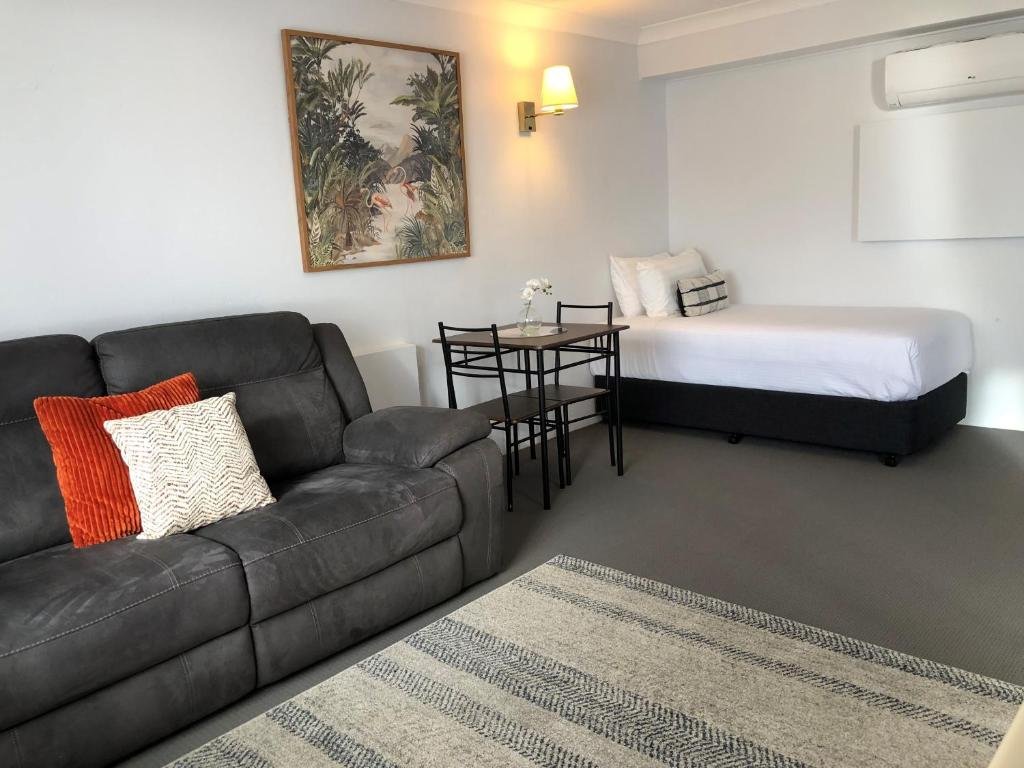 AVALEEN LODGE MOTOR INN-guestroom-Living Room.jpg