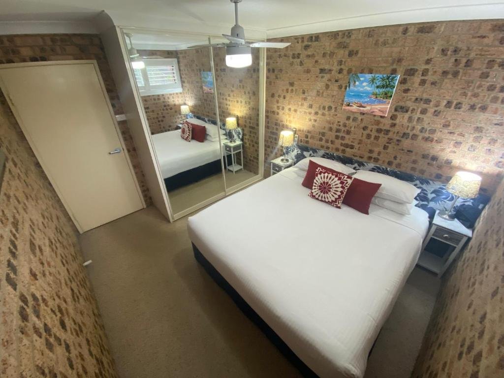 AVALEEN LODGE MOTOR INN-guestroom-Bed Room.jpg