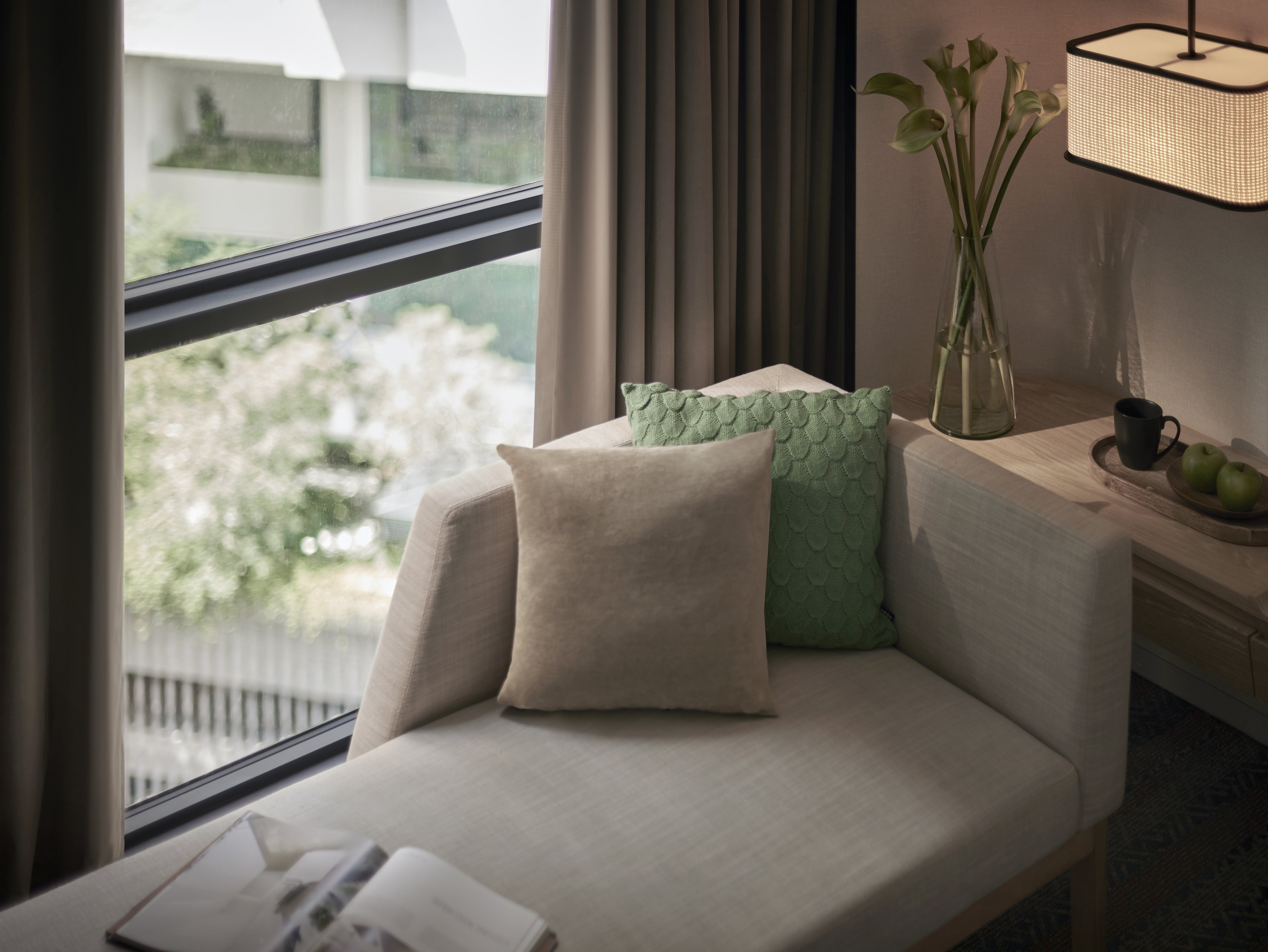 AMARI KUALA LUMPUR-guestroom-Amari Kuala Lumpur-Deluxe Twin Room-Living Area.jpg