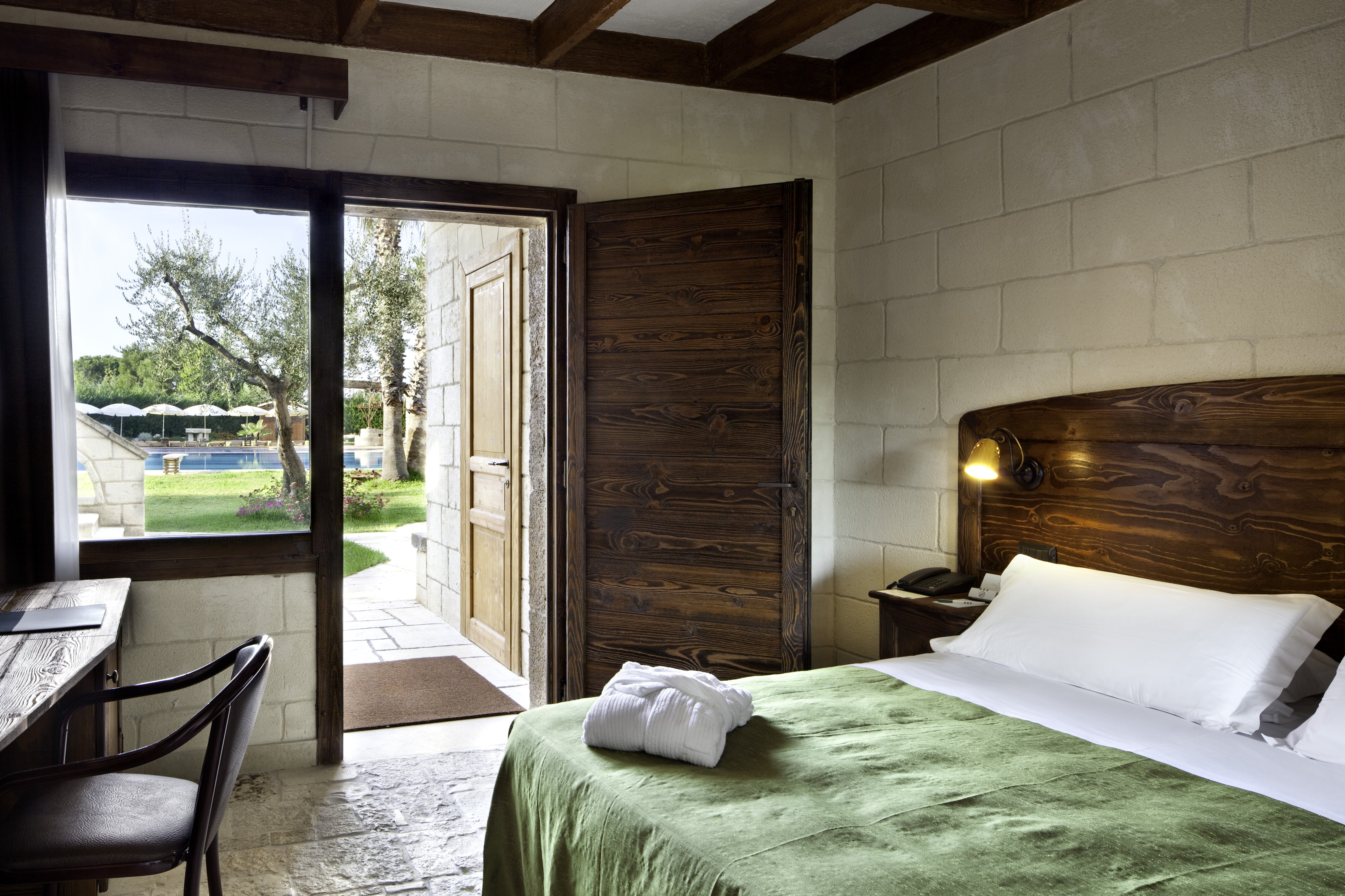 UNA Hotels Regina Bari-guestroom-Classic Bedroom.jpg