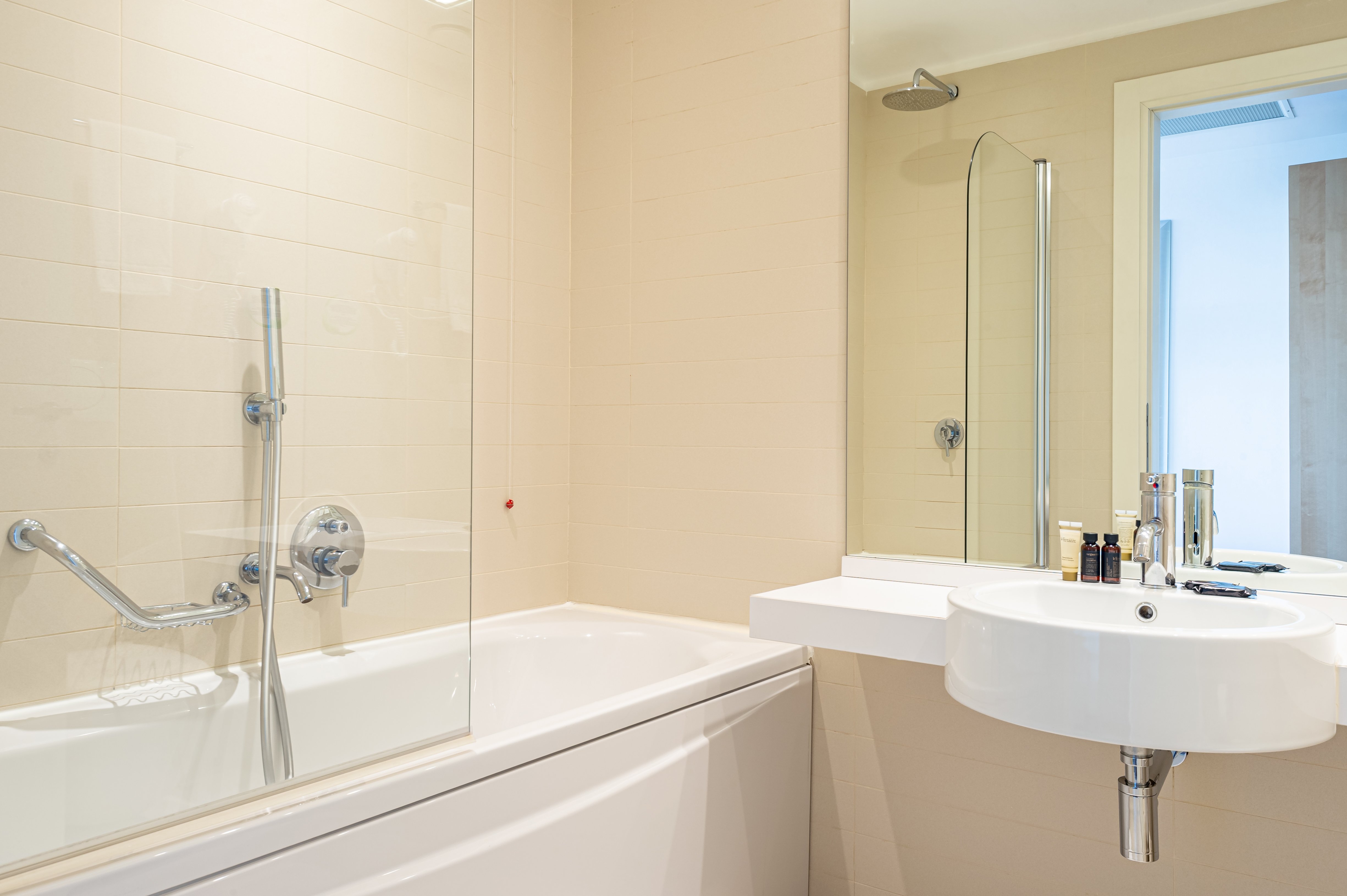 UNA Hotels Le Terrazze Treviso-guestroom-Bathroom.jpg