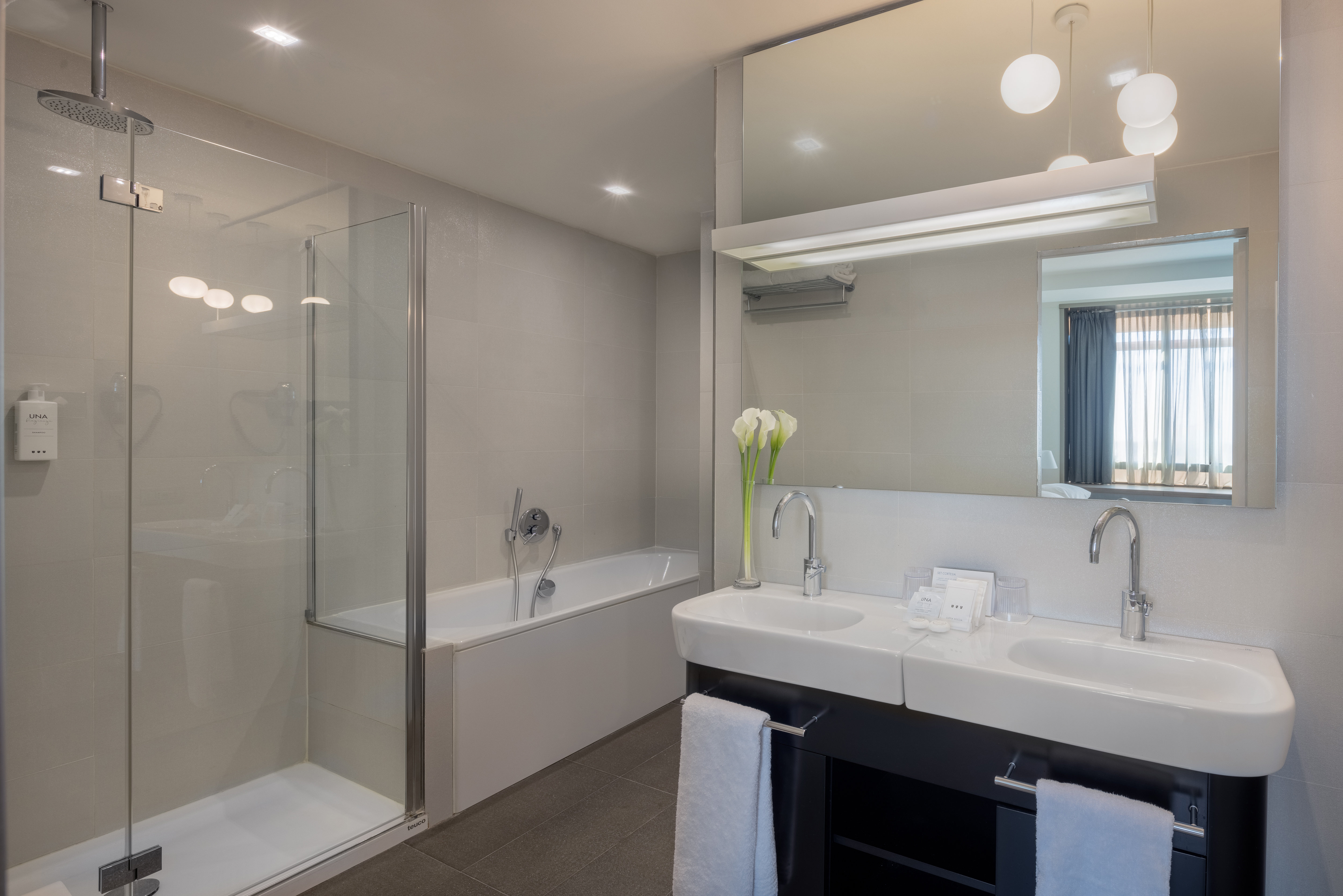 UNA Hotels San Vitale Bologna-guestroom-Bathroom .jpg