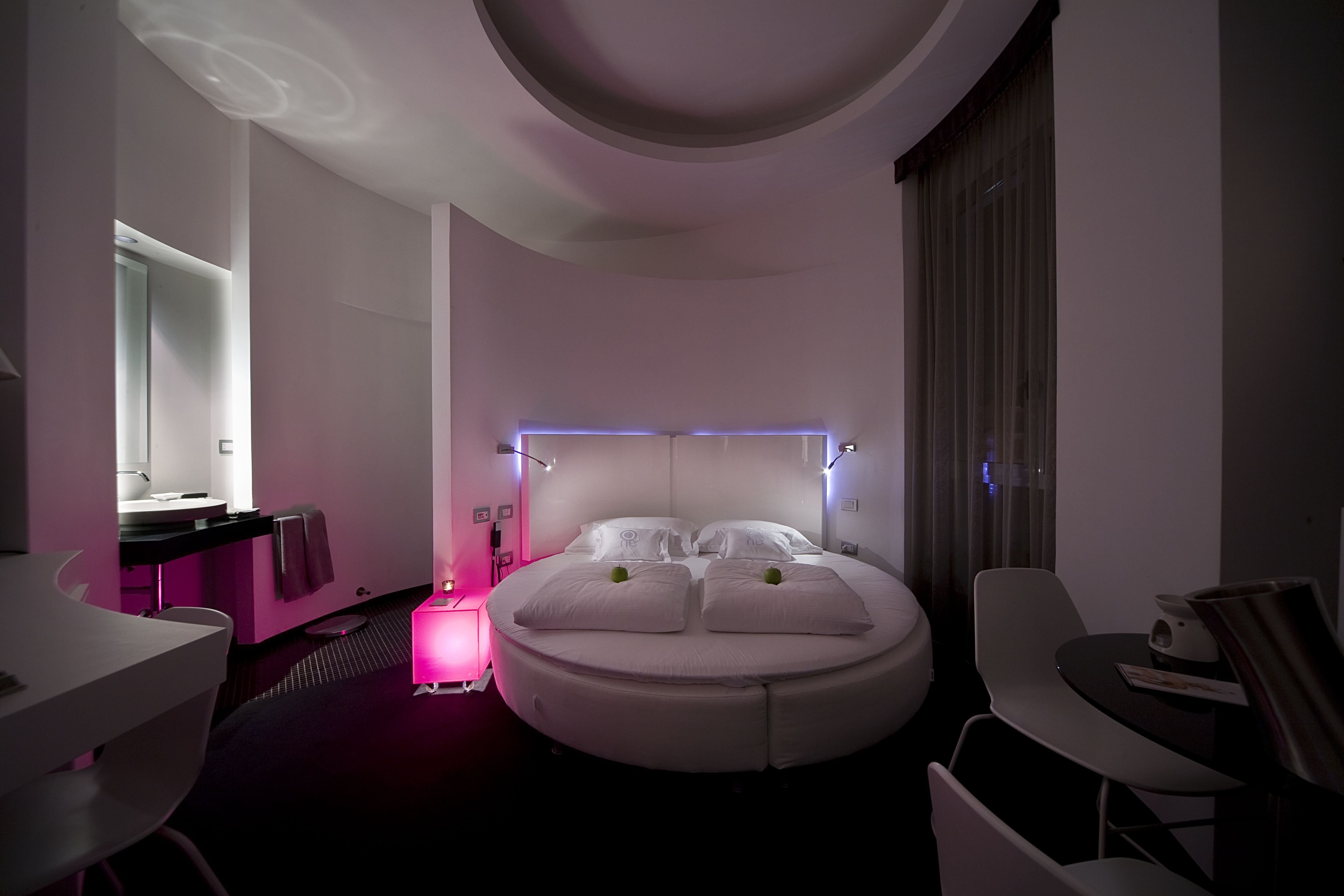 UNA Hotels One Siracusa-guestroom-Bedroom.jpg