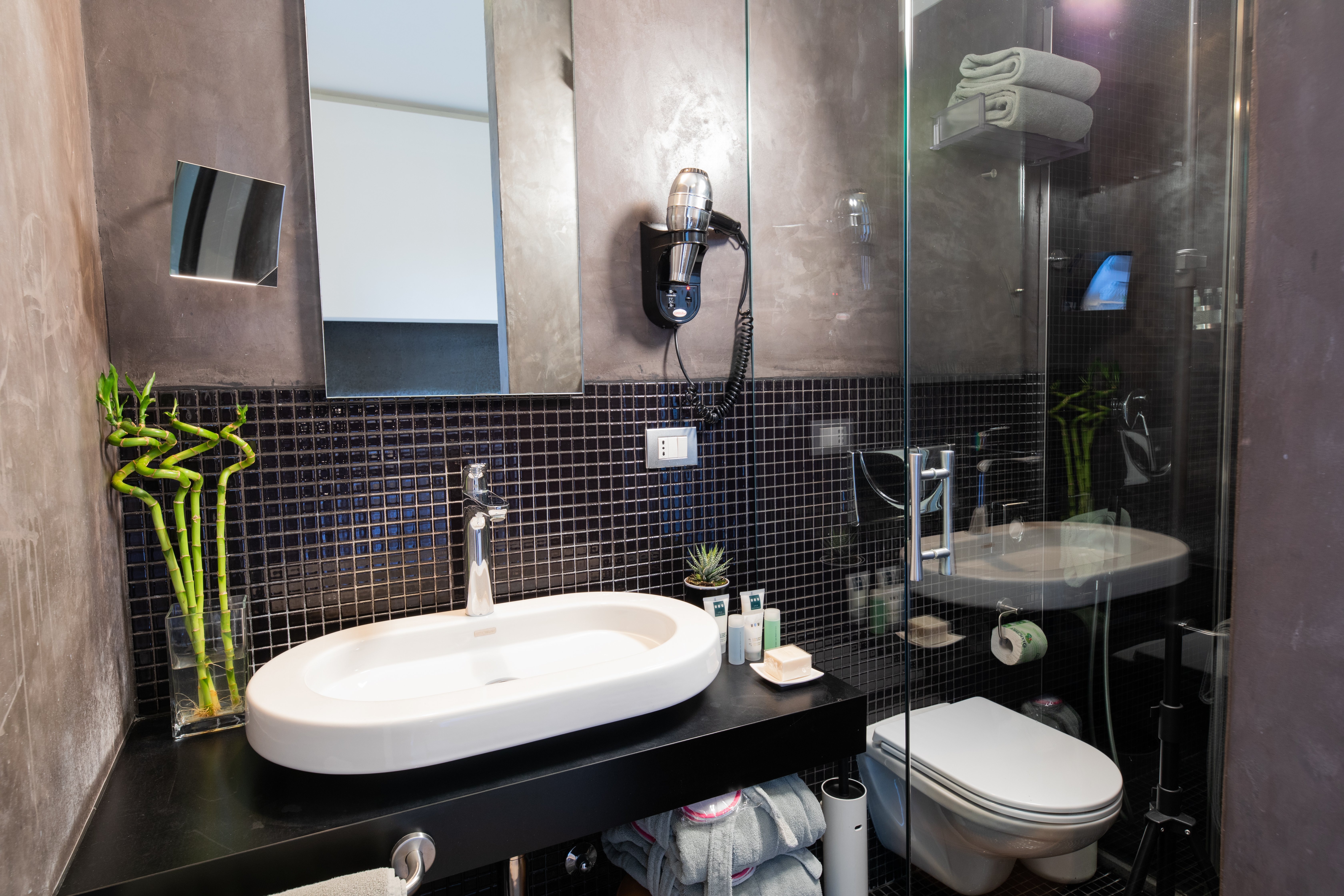 UNA Hotels One Siracusa-guestroom-Bathroom.jpg