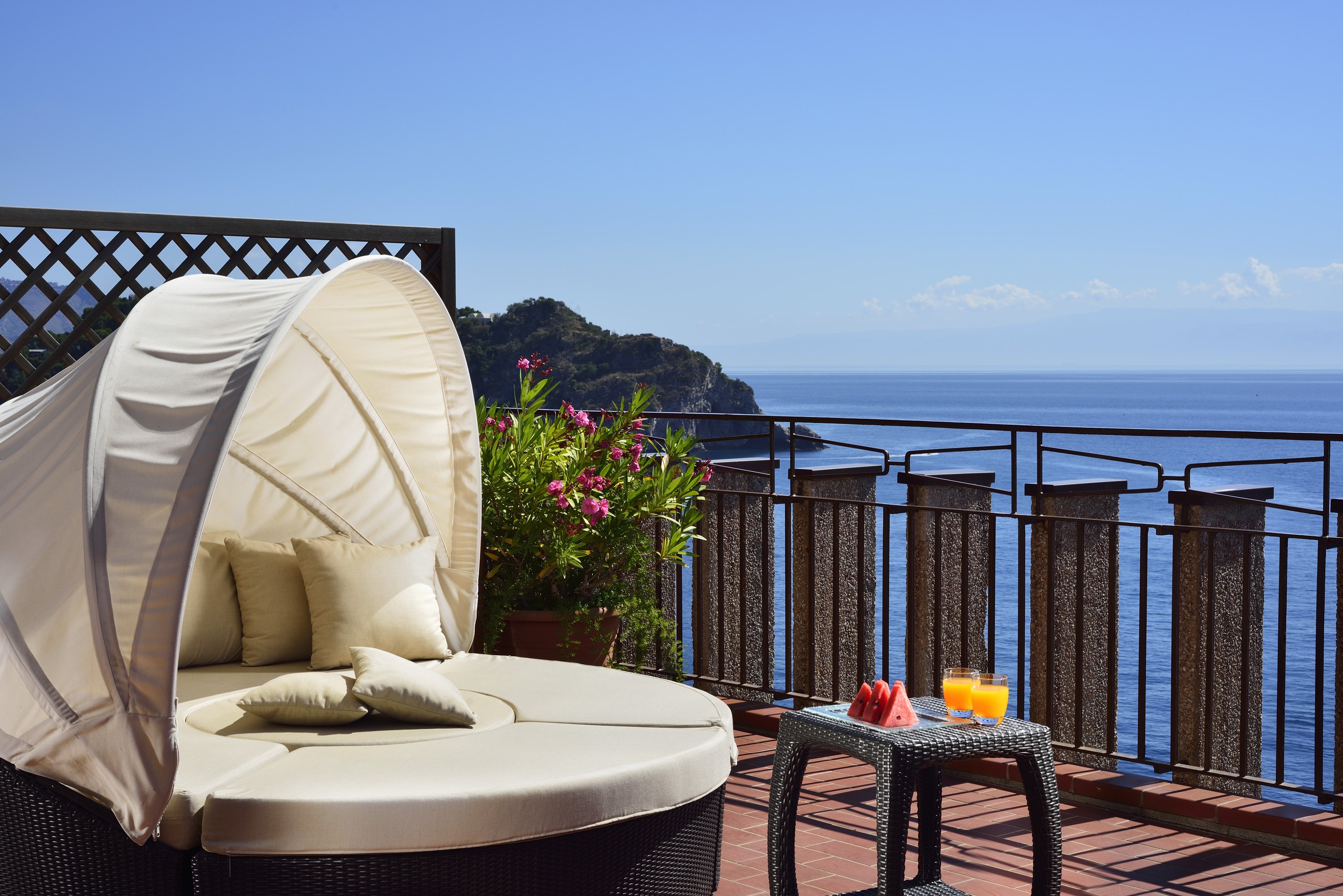 UNA Hotels Capotaormina-guestroom-Suite Terrace.jpg