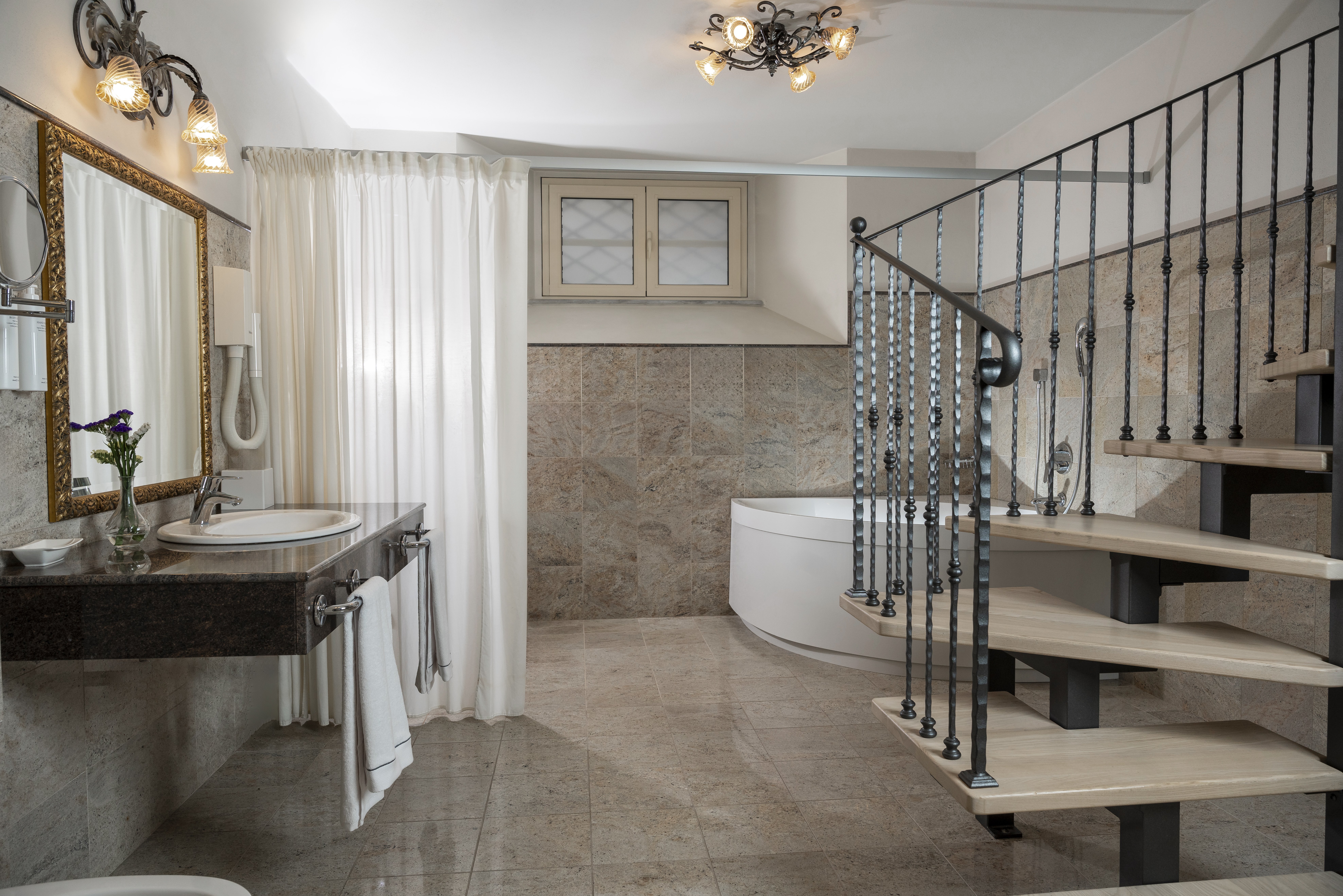 Grand Hotel di Parma-guestroom-Classic Bathroom.jpg