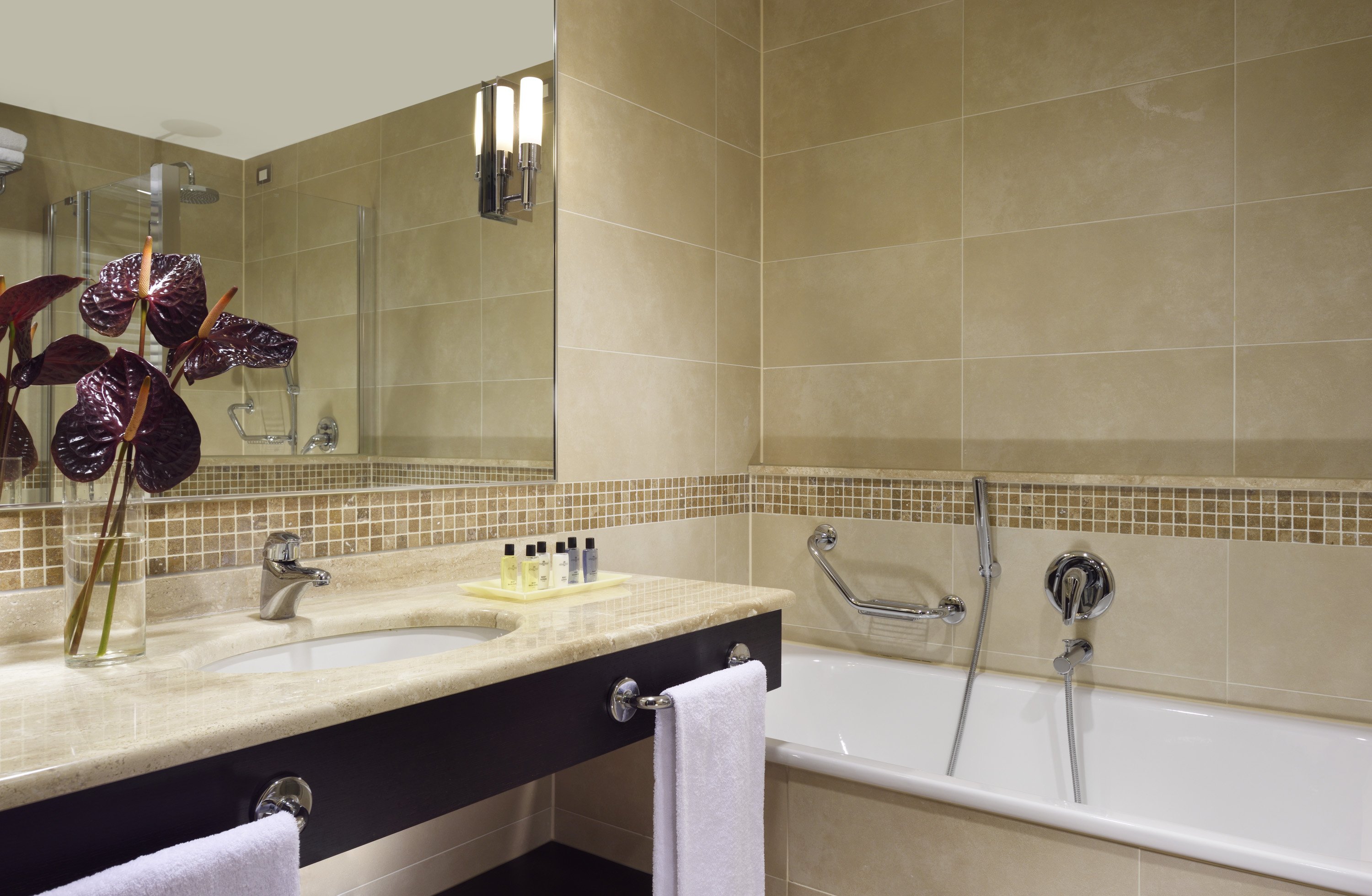 UNA Hotels Varese-guestroom-Bathroom.jpg